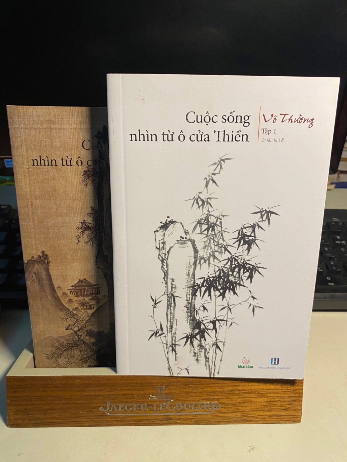 Cuộc sống nhìn từ ô cửa thiền- Tác giả Vô Thường -Hình thức: Bìa mềm, 14.5 x 20.5 cm, 340 trang +348 trang -Thể loại: Phật giáo- Nhà xuất bản: NXB Hồng Đức, 04-2021