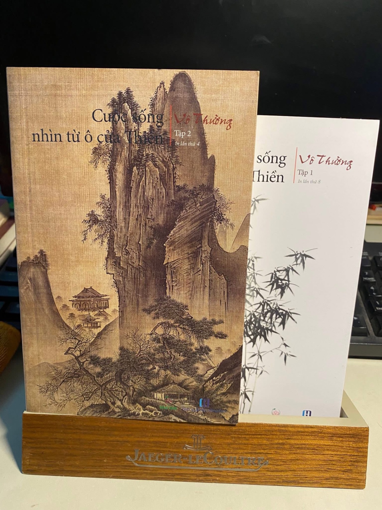 Cuộc sống nhìn từ ô cửa thiền- Tác giả Vô Thường -Hình thức: Bìa mềm, 14.5 x 20.5 cm, 340 trang +348 trang -Thể loại: Phật giáo- Nhà xuất bản: NXB Hồng Đức, 04-2021