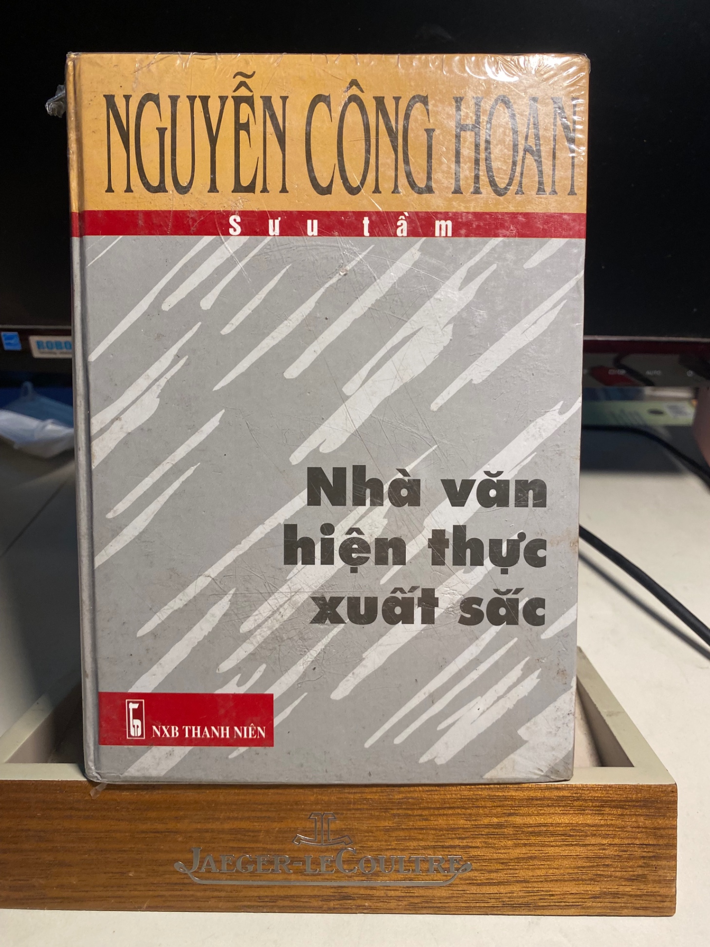 Nguyễn Công Hoan-Nhà văn hiện thực xuất sắc- NXB Thanh Niên- Sách lưu kho còn seal ,bìa cứng, giấy có chấm ố cạnh theo thời gian