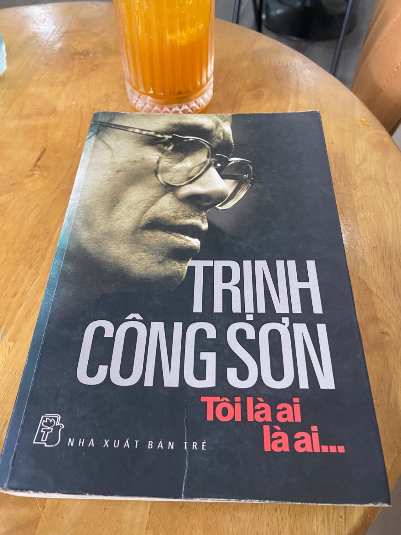 Trịnh Công Sơn- Tôi là ai… -NXB Trẻ 2011 -Bìa mềm,khổ 16x 24cm,575 trang- Trang đầu có ố như hình ,giấy bên trong đẹp