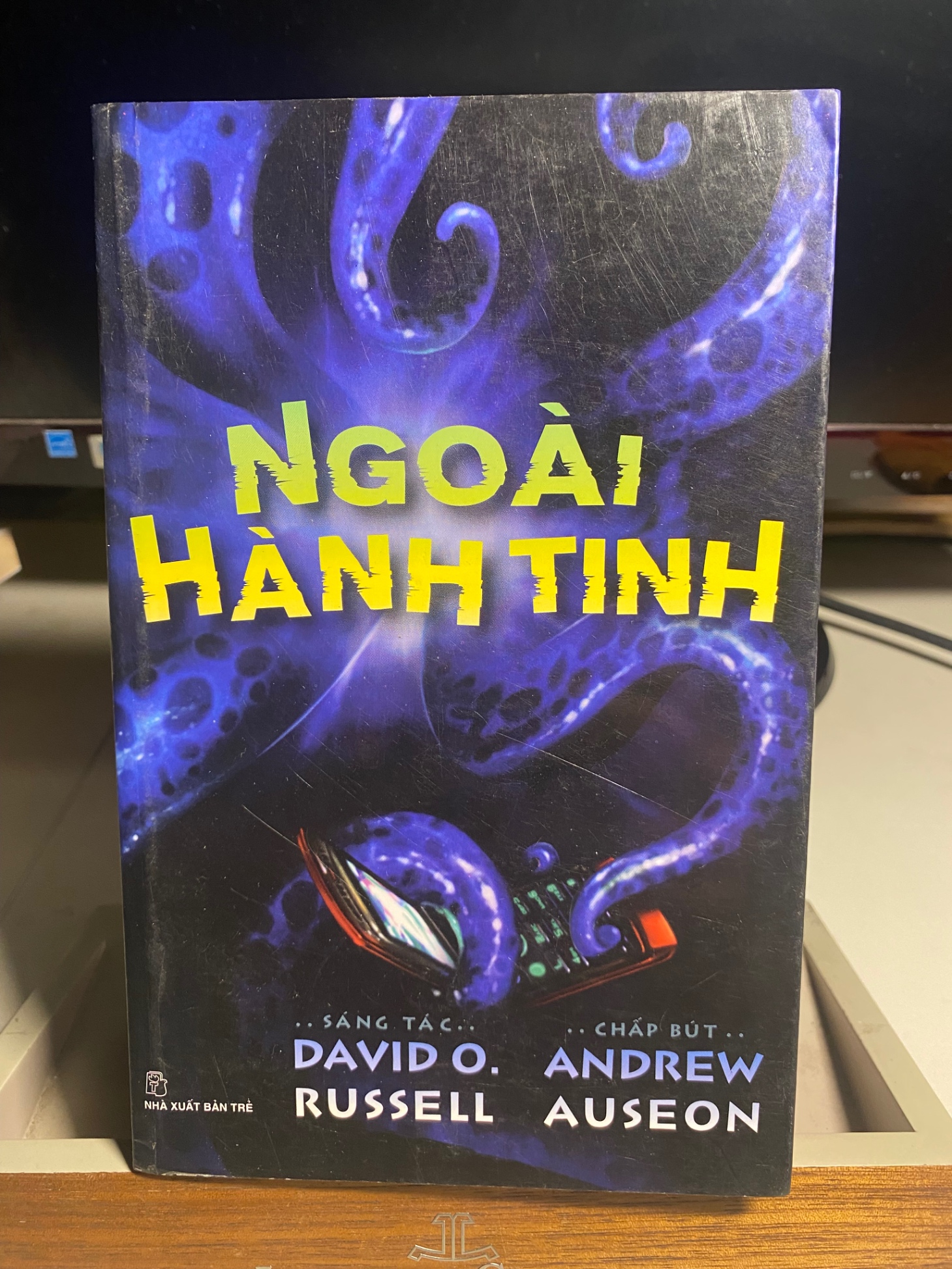 Ngoài Hành Tinh-David O.Russell, Andrew Auseon- NXB Trẻ 2010- Sách lưu kho chưa qua sử dụng có ố nhẹ