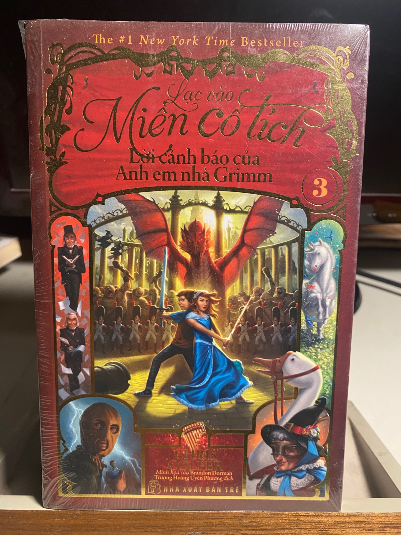 Lạc Vào Miền Cổ Tích 03 - Lời Cảnh Báo Của Anh Em Nhà Grimm -Tác giả Chris Colfer -NXB Trẻ 2017- Sách lưu kho mới nguyên seal, mới đẹp