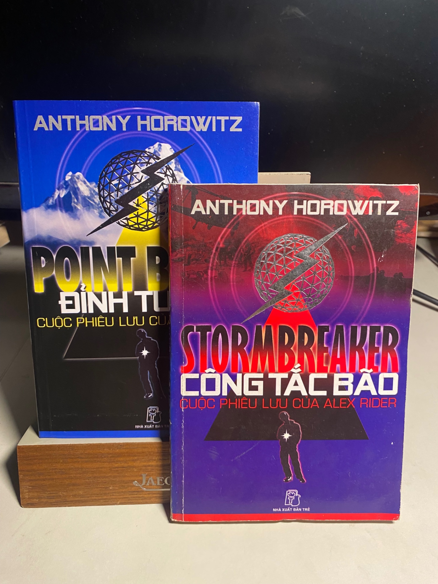 Cuộc phiêu lưu của Alex Rider gồm hai phần: Công Tắc Bão- Đỉnh Tuyết -Tác giả Tác giả: Anthony Horowitz -NXB Trẻ 2006-2007 -Sách lưu kho mới 90%- Thể loại truyện Phiêu Lưu ,Thám Hiểm