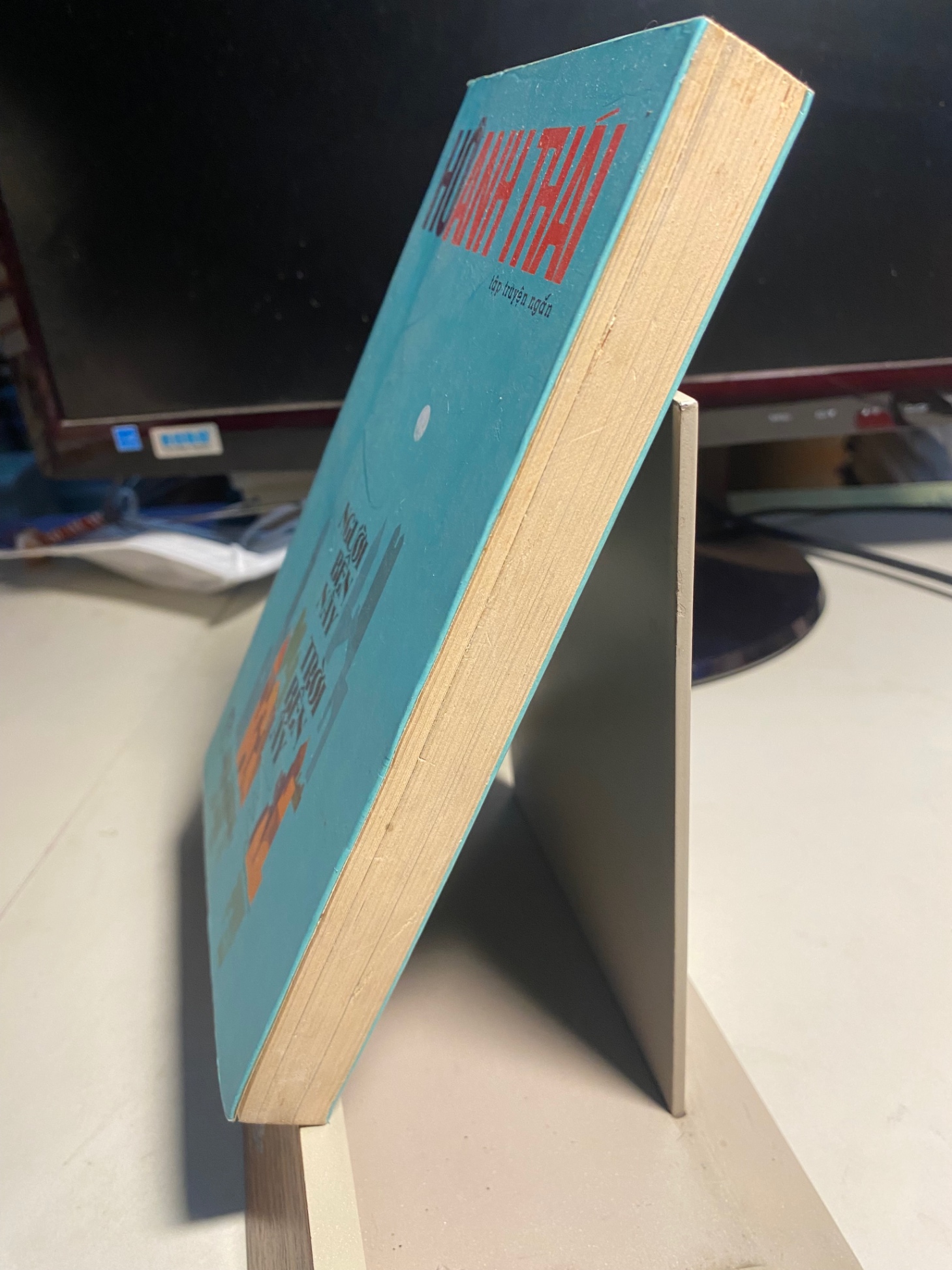 Người Bên Này Trời Bên Ấy ( tập truyện ngắn)- Hồ Anh Thái- NXB Trẻ 2013- Sách lưu kho chưa qua sử dụng, giấy xốp có ngả màu vàng