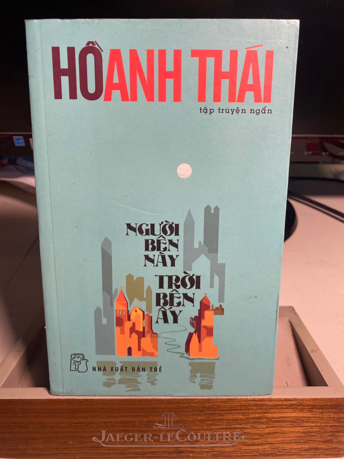 Người Bên Này Trời Bên Ấy ( tập truyện ngắn)- Hồ Anh Thái- NXB Trẻ 2013- Sách lưu kho chưa qua sử dụng, giấy xốp có ngả màu vàng