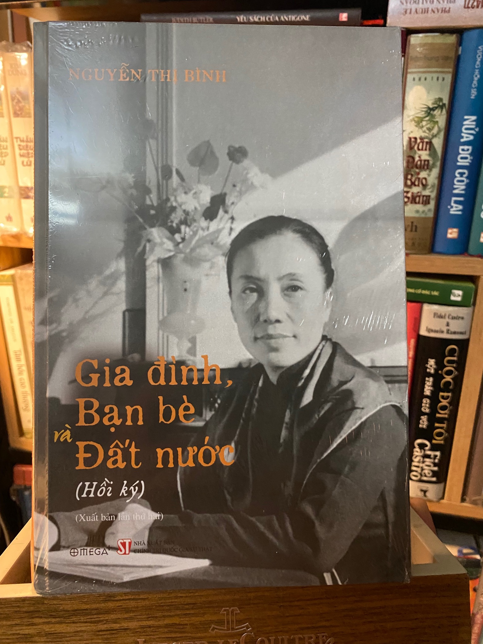 Gia Đình,Bạn Bè và Đất Nước - Hồi Ký Nguyễn Thị Bình-( bìa cứng)- sách mới nguyên seal