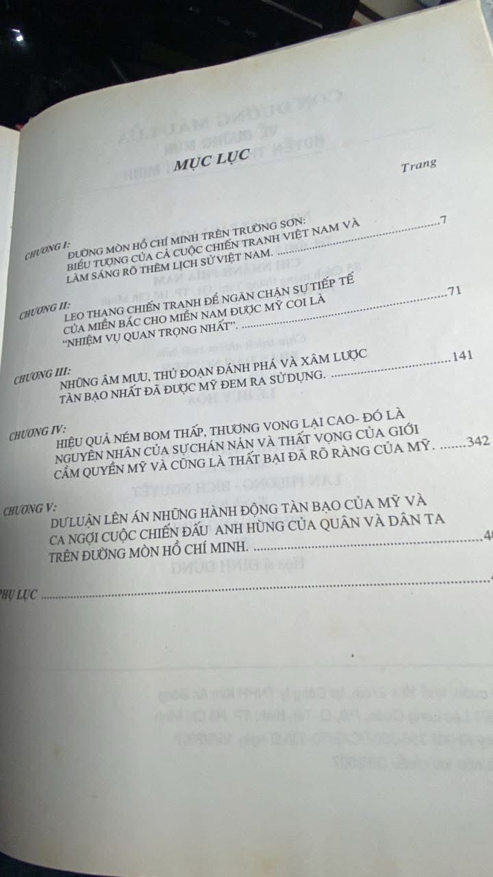 Con đường máu lửa - về đường mòn huyền thoại Hồ Chí Minh -Nguyễn Thị Suý, Lê Ngọc Tú thực hiện. -NXB Lao động, 2007. - 530tr ,khổ 19x27cm -sách qua sử dụng còn tốt