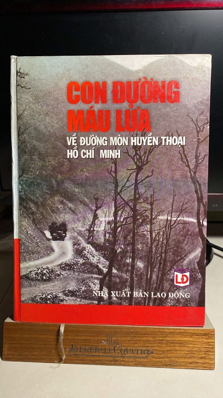 Con đường máu lửa - về đường mòn huyền thoại Hồ Chí Minh -Nguyễn Thị Suý, Lê Ngọc Tú thực hiện. -NXB Lao động, 2007. - 530tr ,khổ 19x27cm -sách qua sử dụng còn tốt