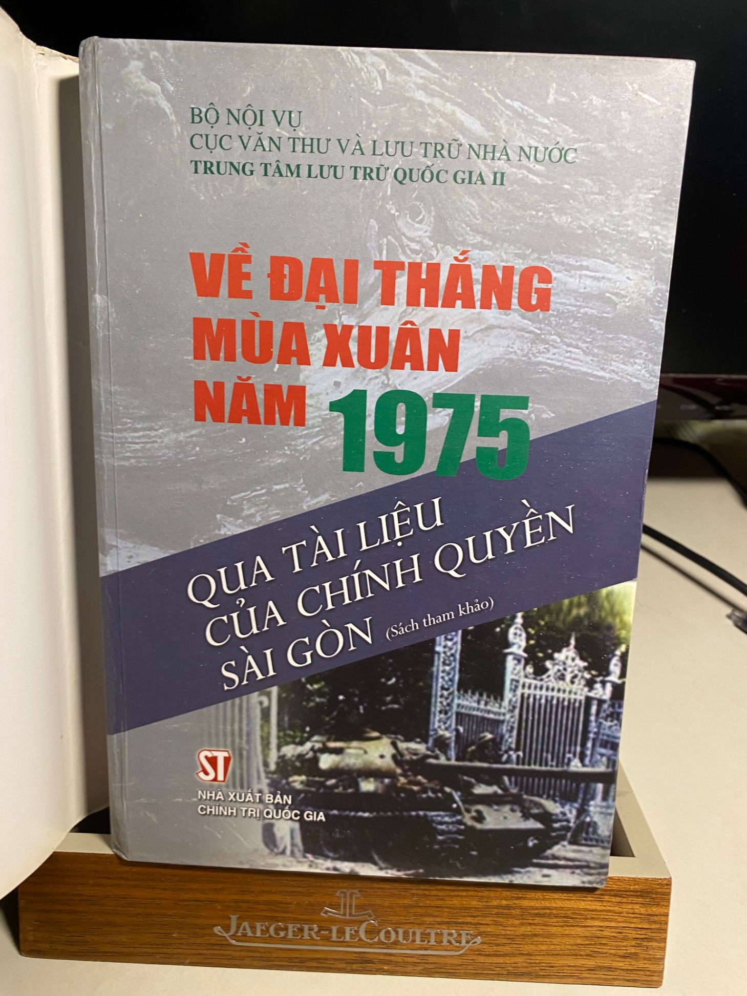 Về đại thắng mùa Xuân 1975 qua tài liệu của chính quyền Sài Gòn (bìa cứng có áo) -NXB Chính Trị Quốc Gia 2010 -Khổ 16x24cm,356 trang