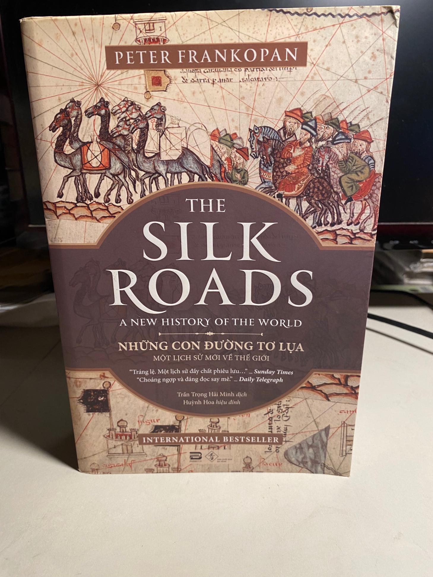 Những Con Đường Tơ Lụa - The Silk Roads: A New History Of The World -Tác giả: Peter Frankopan -NXB Đà Nẵng- Phanbook phát hành 2019 -bìa mềm,khổ 16x24cm,858 trang -Sách giấy xốp có ố nhẹ cạnh sách,sách lưu kho chưa sd