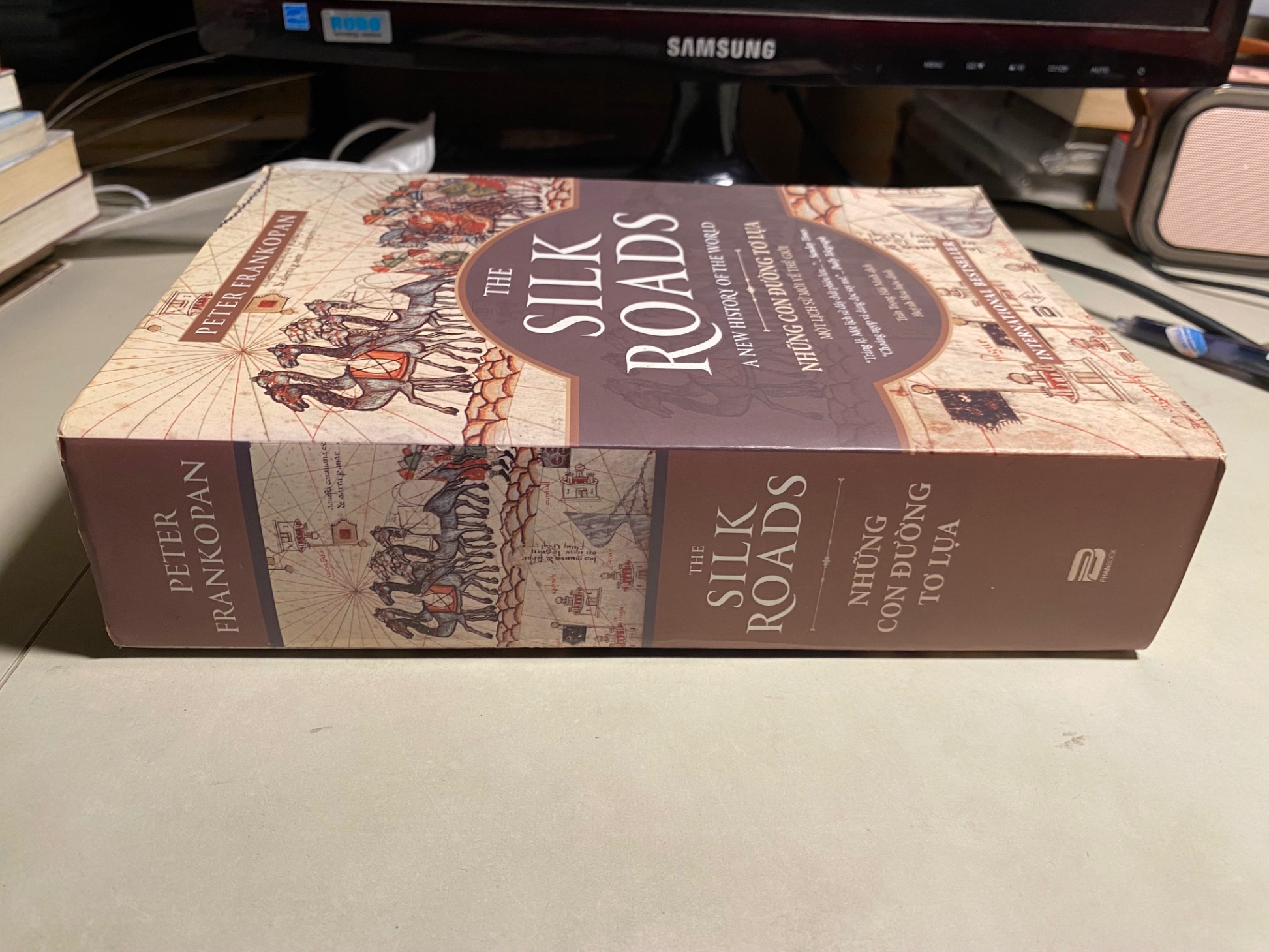 Những Con Đường Tơ Lụa - The Silk Roads: A New History Of The World -Tác giả: Peter Frankopan -NXB Đà Nẵng- Phanbook phát hành 2019 -bìa mềm,khổ 16x24cm,858 trang -Sách giấy xốp có ố nhẹ cạnh sách,sách lưu kho chưa sd