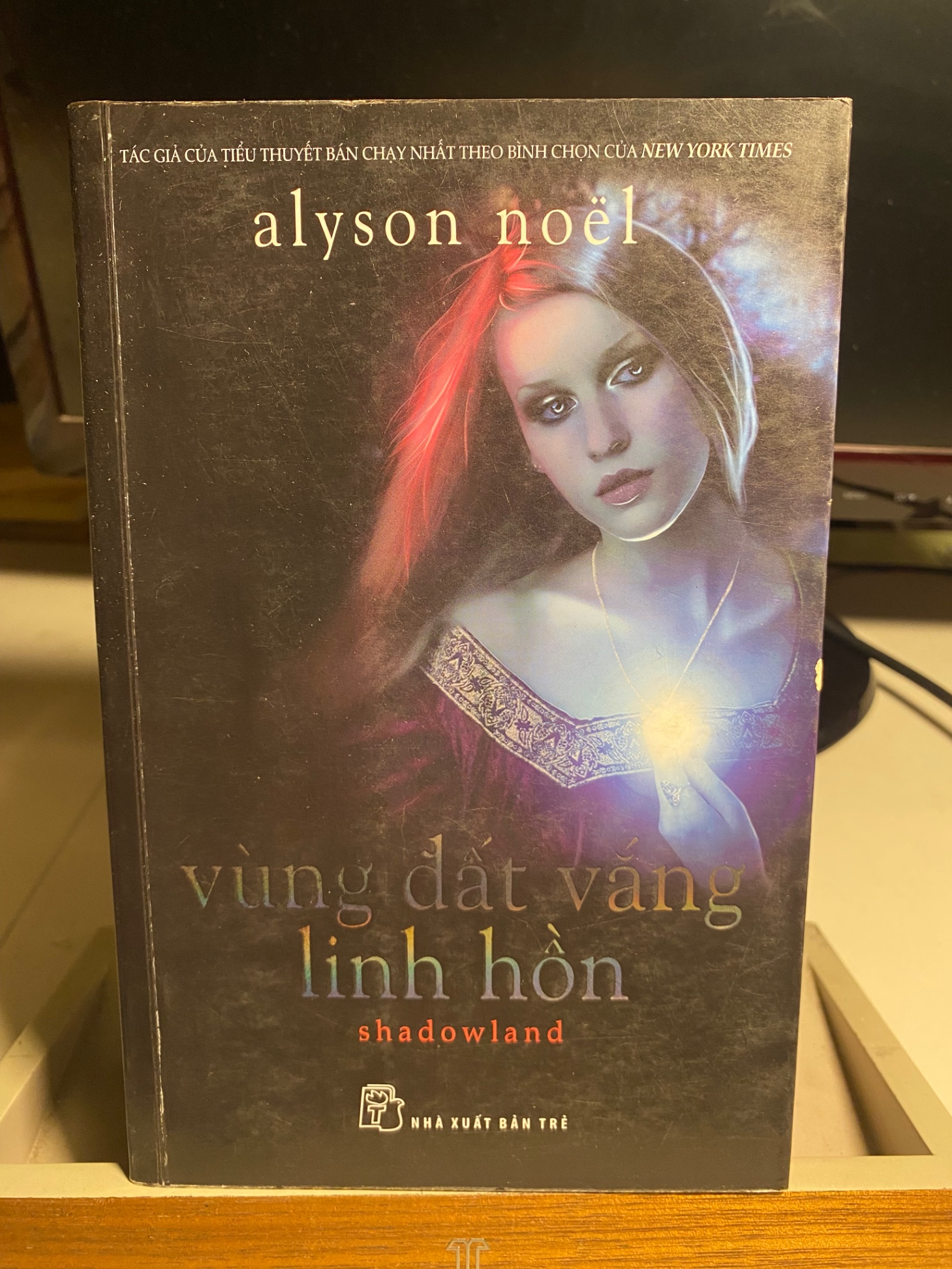 VÙNG ĐẤT VẮNG LINH HỒN -Tác giả: Alyson Noël -Khổ sách: 13x20cm -Số trang: 436 -In lần thứ 1 năm 2012- Sách lưu kho có ố