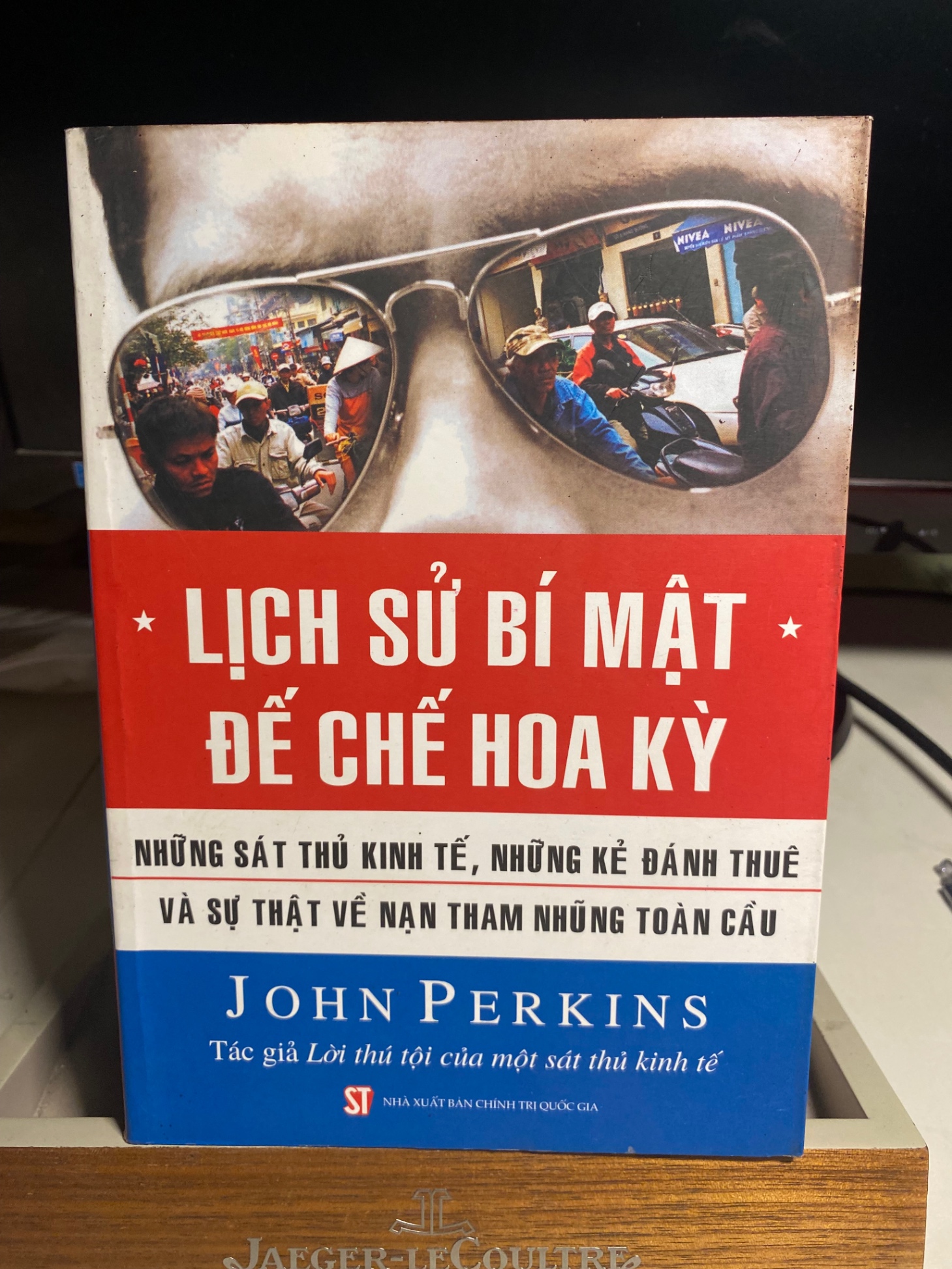 Lịch Sử Bí Mật Đế Chế Hoa Kỳ -Tác giả : John Perkins -NXB Chính Trị Quốc Gia năm 2008- Sách lưu kho có ố nhẹ cạnh