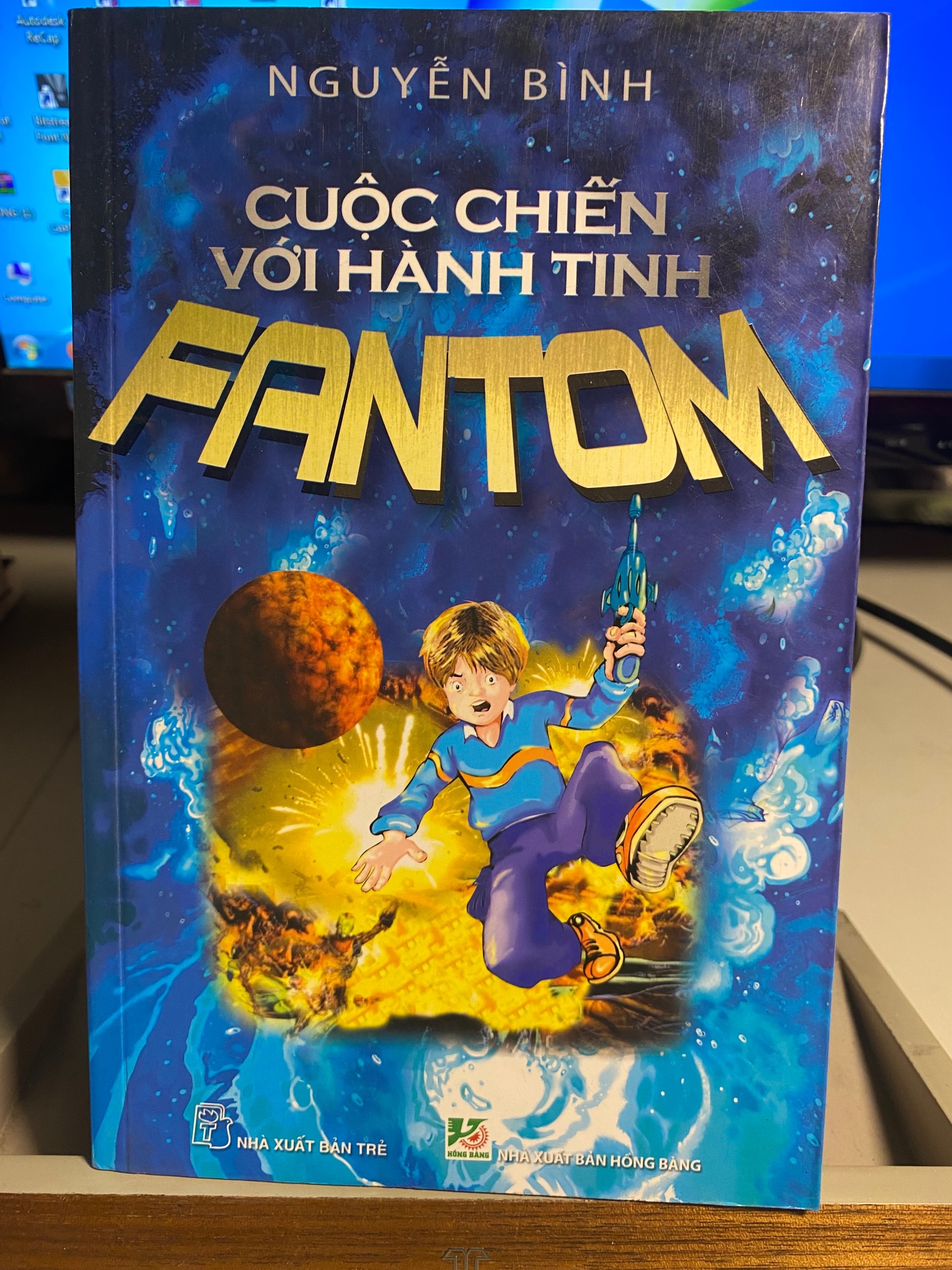 Cuộc chiến với hành tinh Fantom-Nguyễn Bình - NXB Trẻ 2011- Sách lưu kho, giấy ố