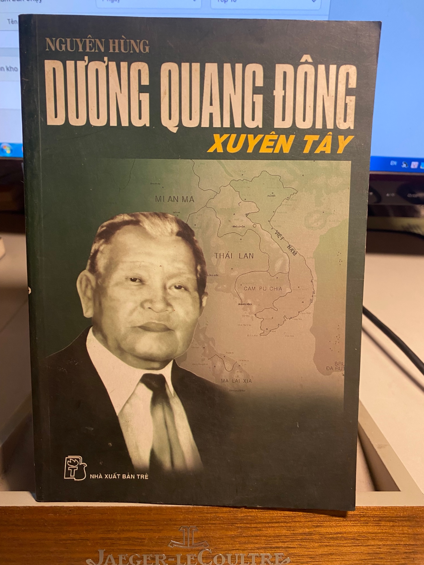 Dương Quang Đông xuyên tây- Nguyên Hùng-NXB Trẻ 2004- Sách giấy xốp ố theo thời gian