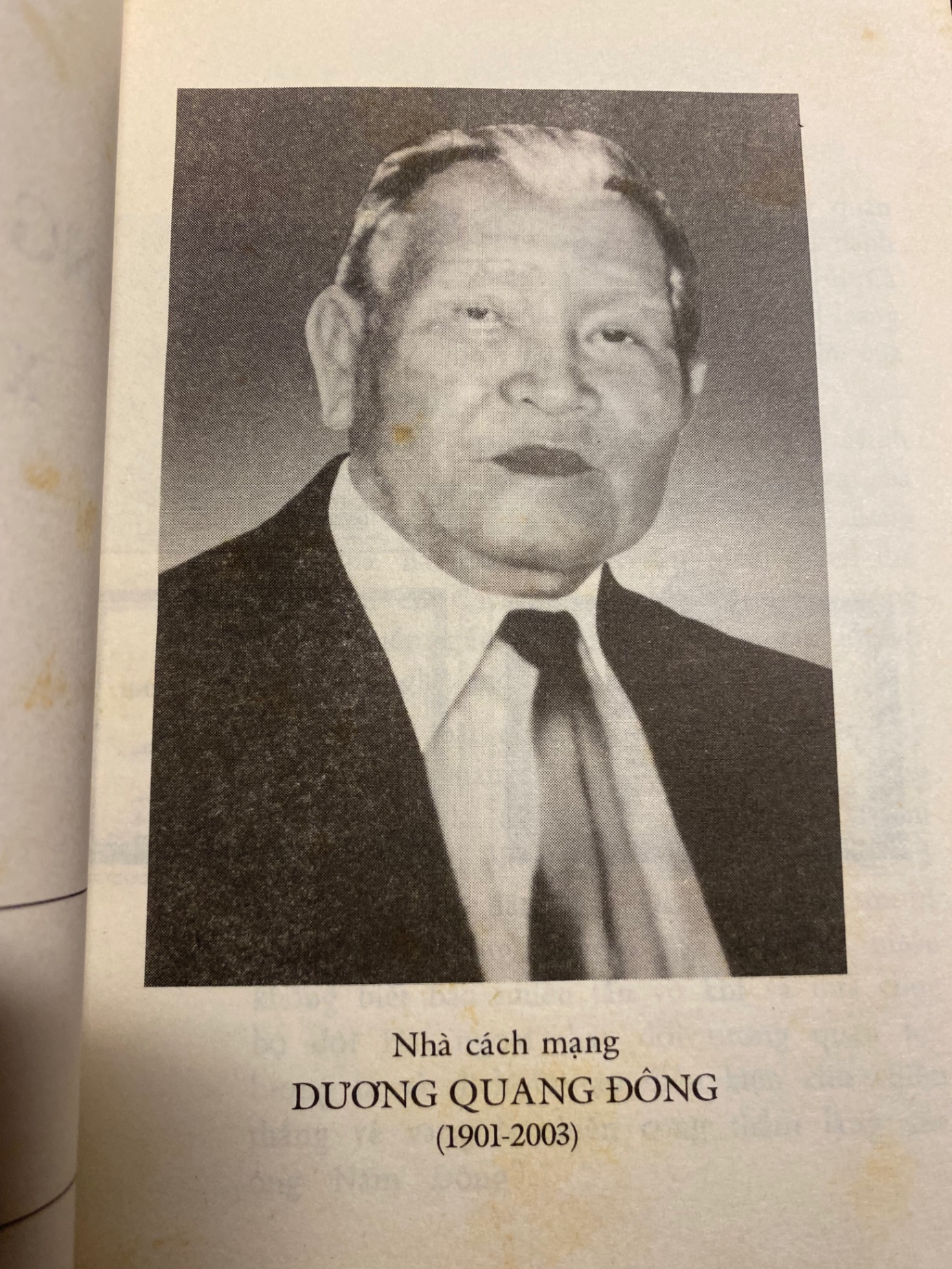 Dương Quang Đông xuyên tây- Nguyên Hùng-NXB Trẻ 2004- Sách giấy xốp ố theo thời gian