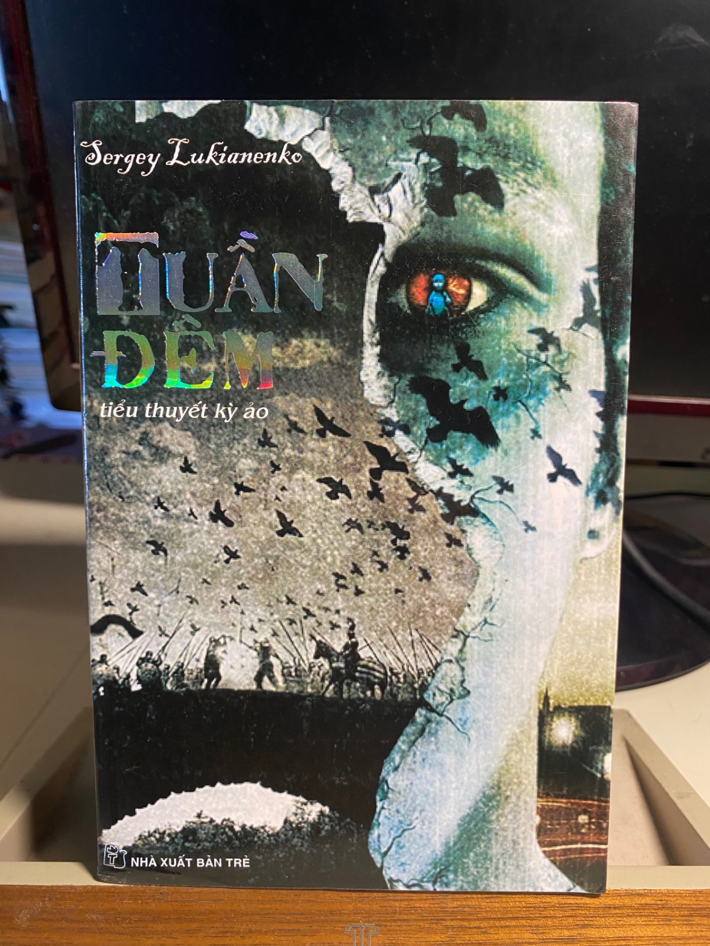 TUẦN ĐÊM- tiểu thuyết kỳ ảo -Tác giả: Sergey Lukianenko -NxB Trẻ, năm XB 2010 -Khổ sách: 13x19cm,Số trang: 62 -Sách lưu kho giấy trắng, mới,đẹp