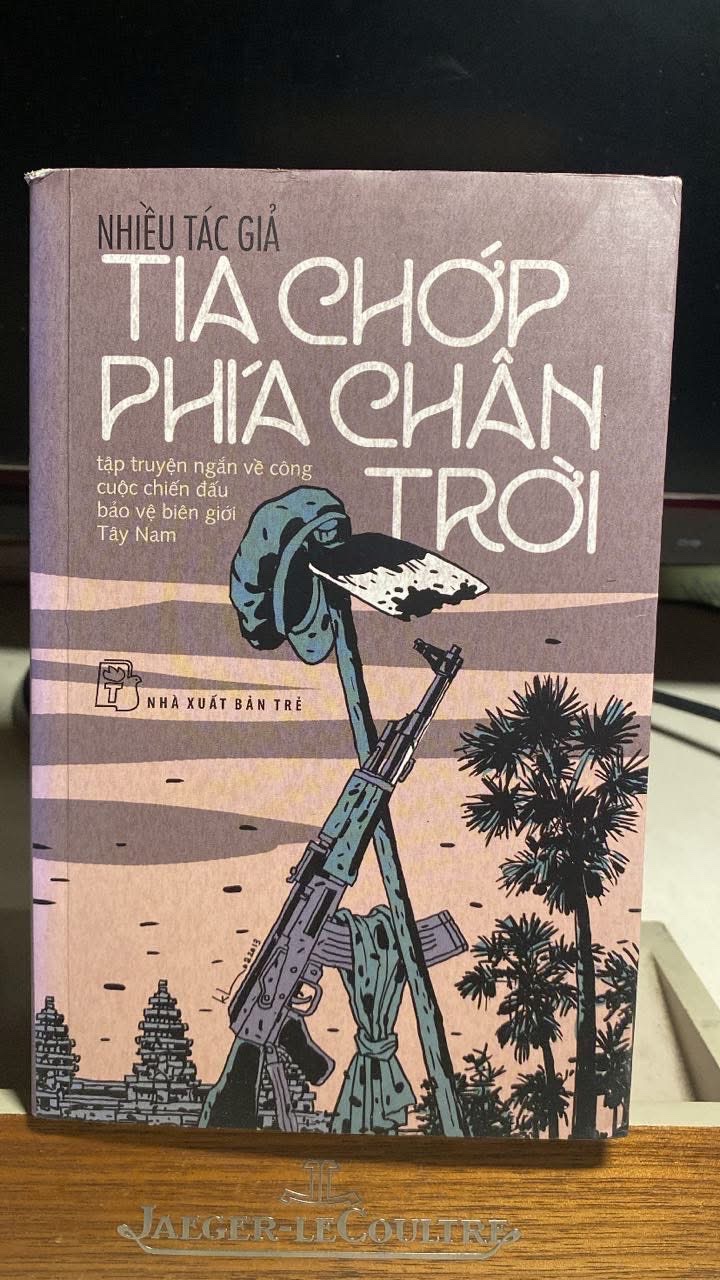 TIA CHỚP PHÍA CHÂN TRỜI -Tác giả: Nhiều tác giả -NXB Trẻ 2014 -Khổ sách: 13x20cm-Số trang: 410 - Sách lưu kho có ố