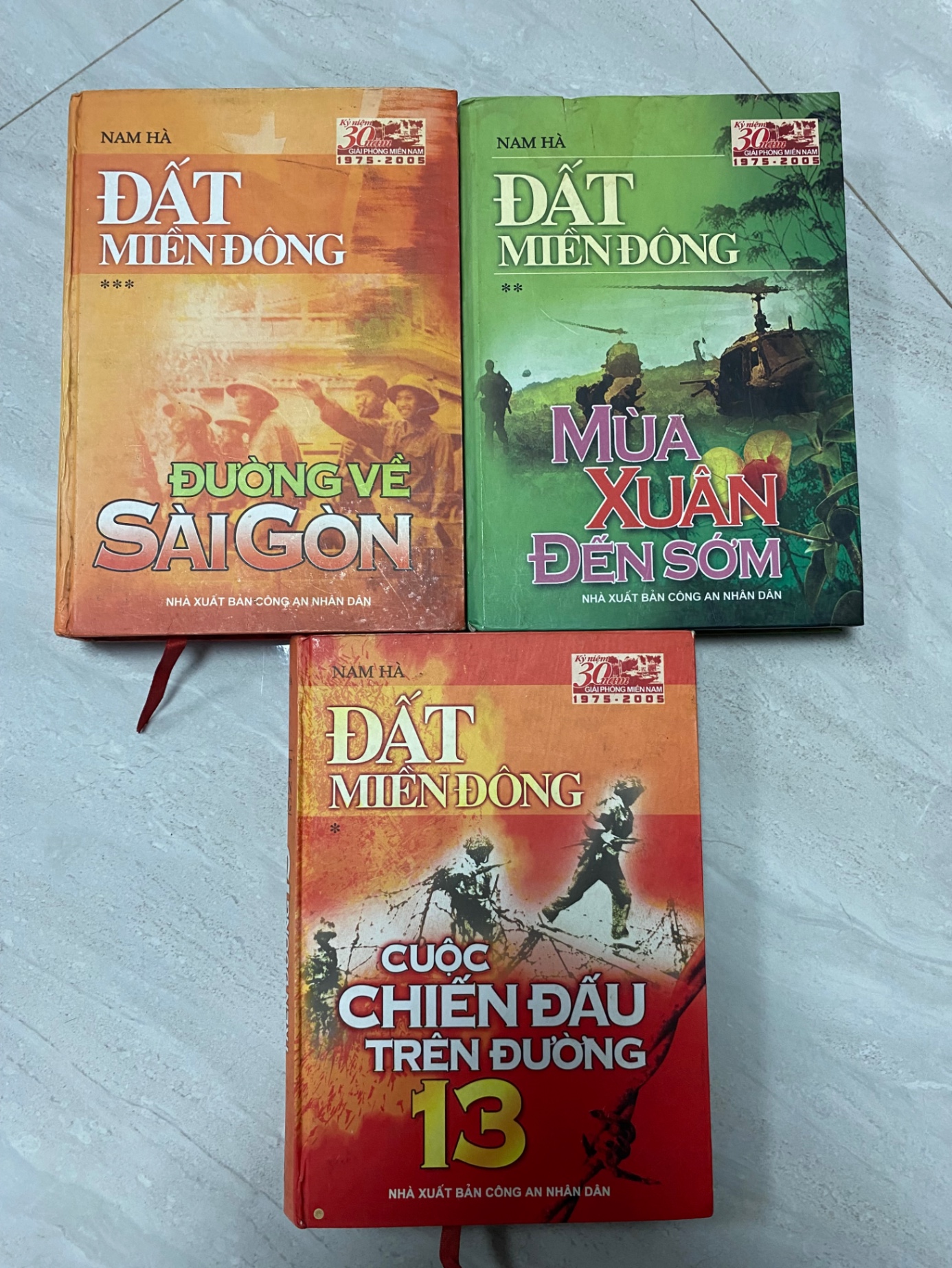 Đất Miền Đông (Sản phẩm outlet sales có thể bị cũ,dơ hoặc bao bì bị sờn) Bộ sách Đất Miền Đông - Bìa Cứng gồm 3 tập như sau: Tập 1: Cuộc chiến đấu trên đường 13. Tập 2: Mùa xuân đến sớm. Tập 3: Đường về Sài Gòn.