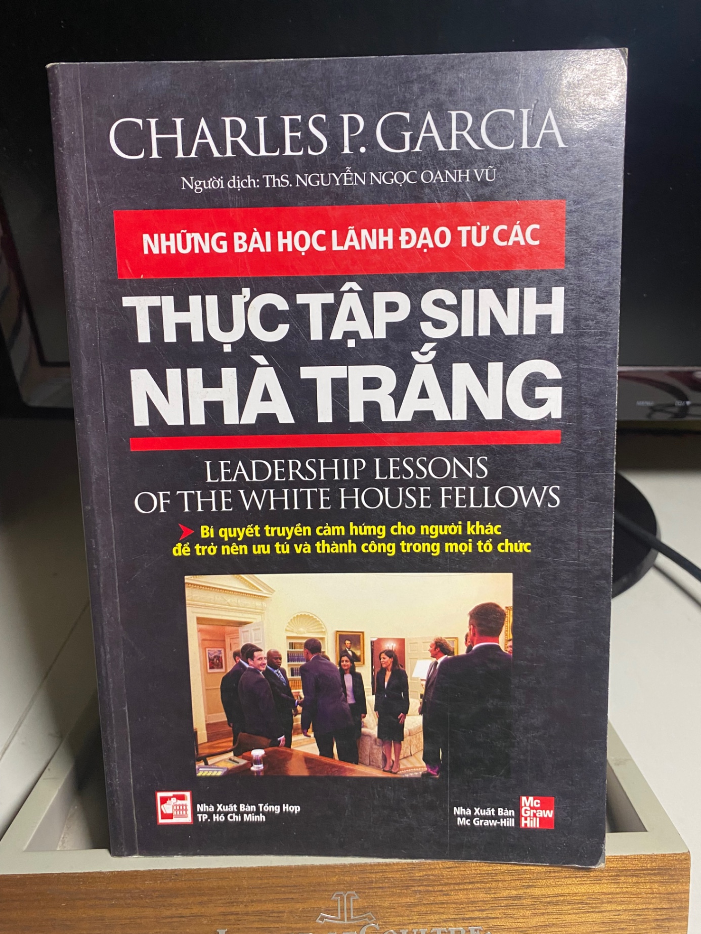 NHỮNG BÀI HỌC LÃNH ĐẠO TỪ CÁC THỰC TẬP SINH NHÀ TRẮNG-Tác giả: Charles P.Garcia (NXB McGraw-Hill) -NXB Tổng Hợp Tp HCM- Năm xb 2010