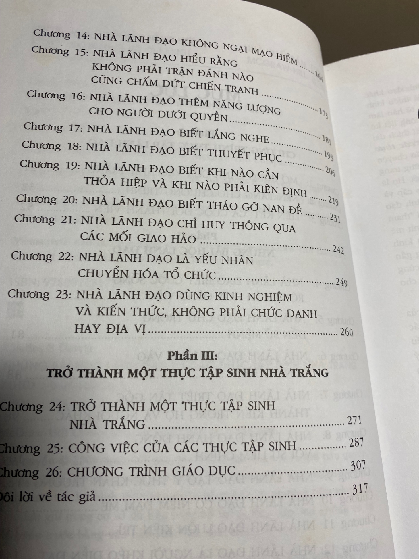 NHỮNG BÀI HỌC LÃNH ĐẠO TỪ CÁC THỰC TẬP SINH NHÀ TRẮNG-Tác giả: Charles P.Garcia (NXB McGraw-Hill) -NXB Tổng Hợp Tp HCM- Năm xb 2010
