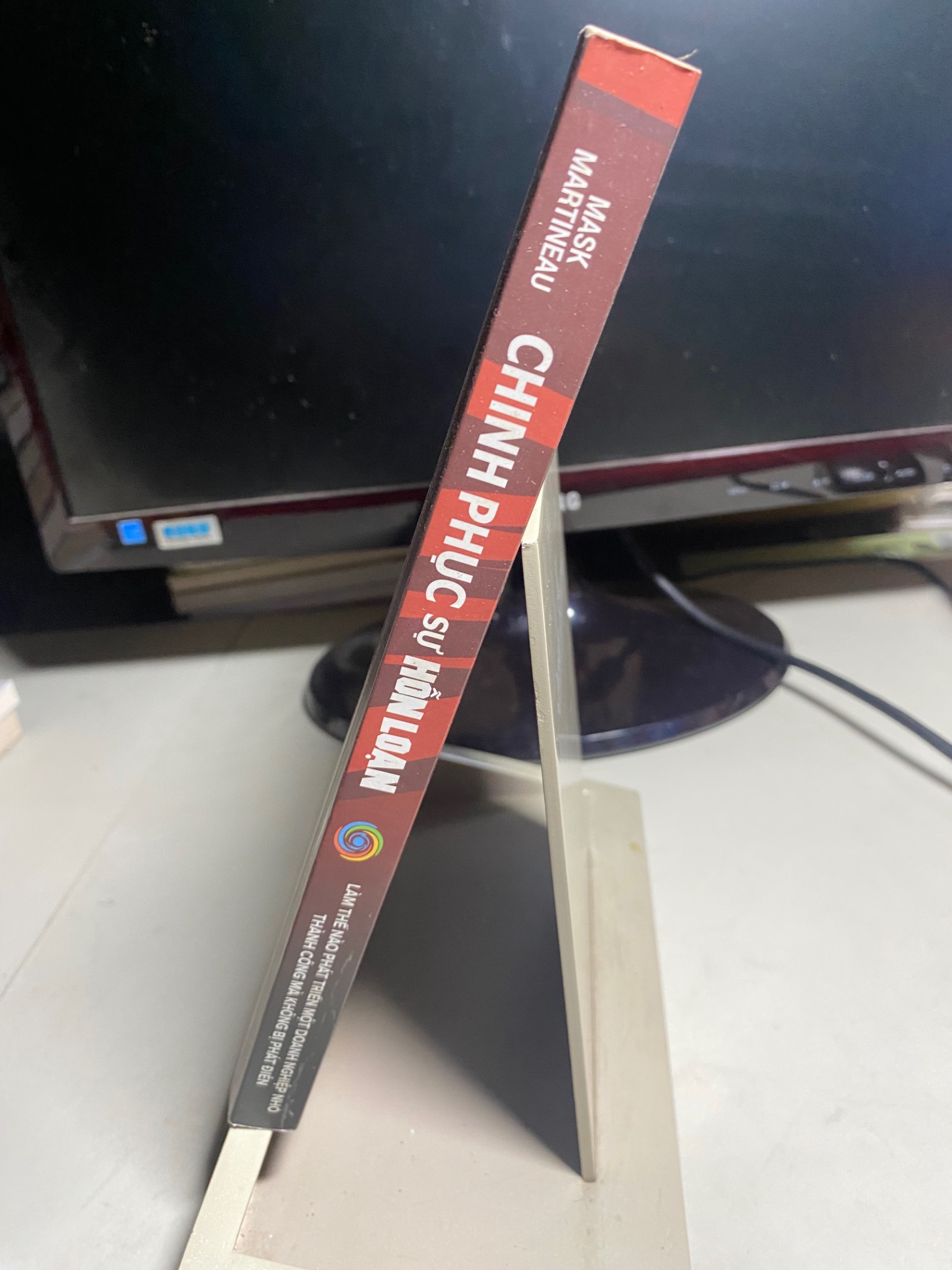 Chinh Phục Sự Hỗn Loạn-Tác giả Clate Mask, Scott Martineau -NXB Tổng Hợp TPHCM - Sách lưu kho giấy có ố theo thời gian