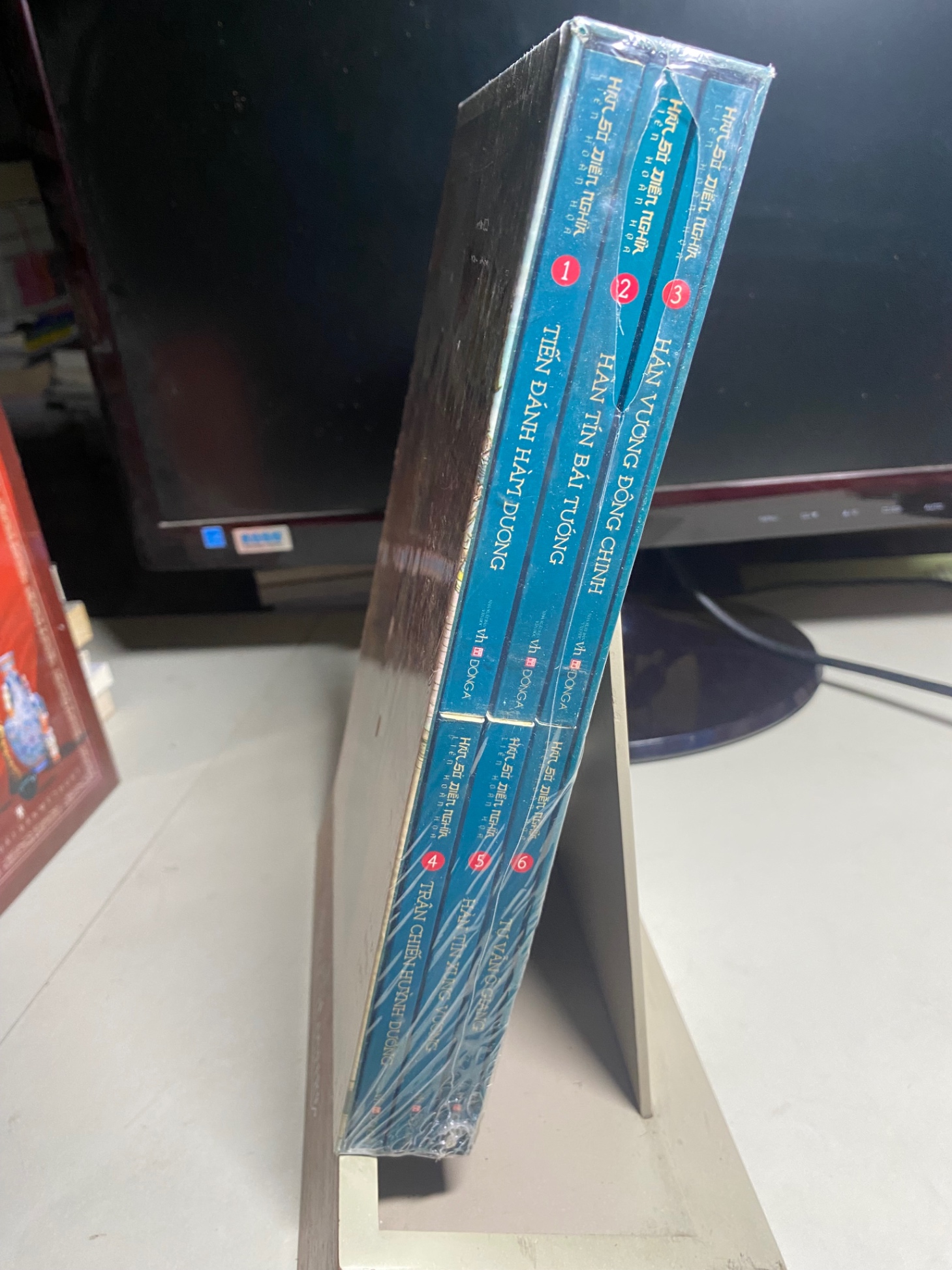 HÁN SỞ DIỄN NGHĨA LIÊN HOÀN HỌA 6 TẬP -Hán Sở diễn nghĩa liên hoàn họa, 6 tập, có hộp, tặng kèm bản đồ Hán Sở -Nguyên tác: Chung Sơn cư sỹ Chân Vĩ -Họa sĩ: Nhiều họa sĩ -Dịch giả: Châu Hải Đường -Năm xuất bản: 2019 -Sách mới nguyên seal