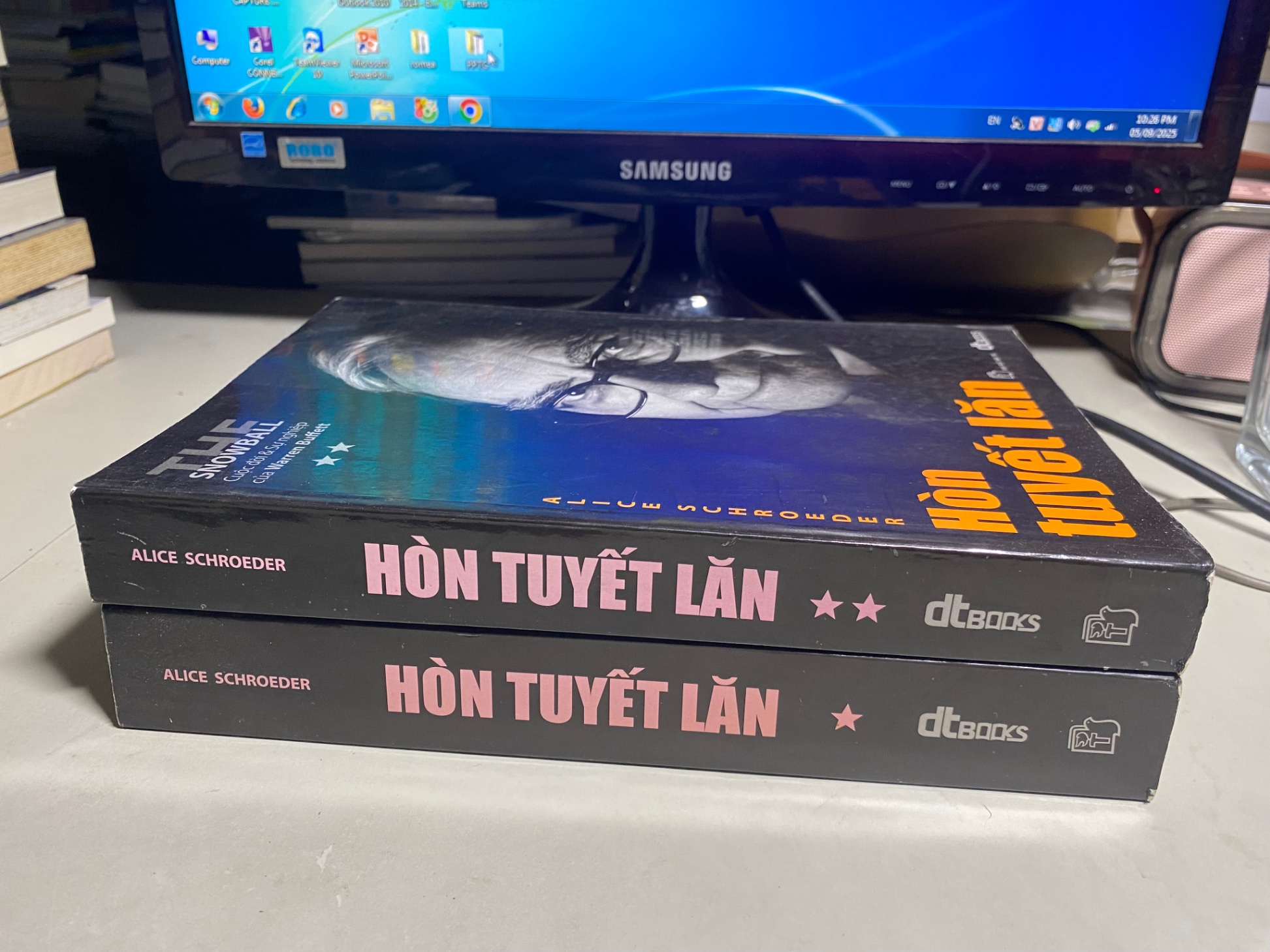 Hòn Tuyết Lăn (bộ 2 tập bìa mềm)- Tác giả :Alice Schroeder- NXB Trẻ- DTbooks phát hành, năm 2010-