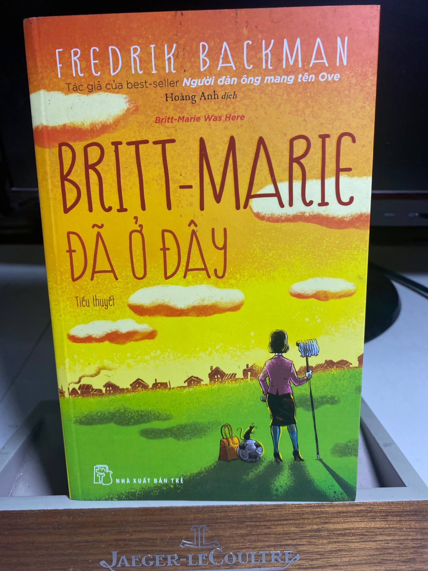 Britt - Marie Đã Ở Đây -Tác giả Fredrik Backman -Người Dịch Hoàng Anh -NXB Trẻ -Năm XB 2018 -Ngôn Ngữ Tiếng Việt -Trọng lượng (gr) 500 -Kích Thước Bao Bì 20 x 13 x 0.5 cm -Số trang 446 -Hình thức Bìa Mềm -Sách lưu kho giấy ngả màu, ố theo thời gian