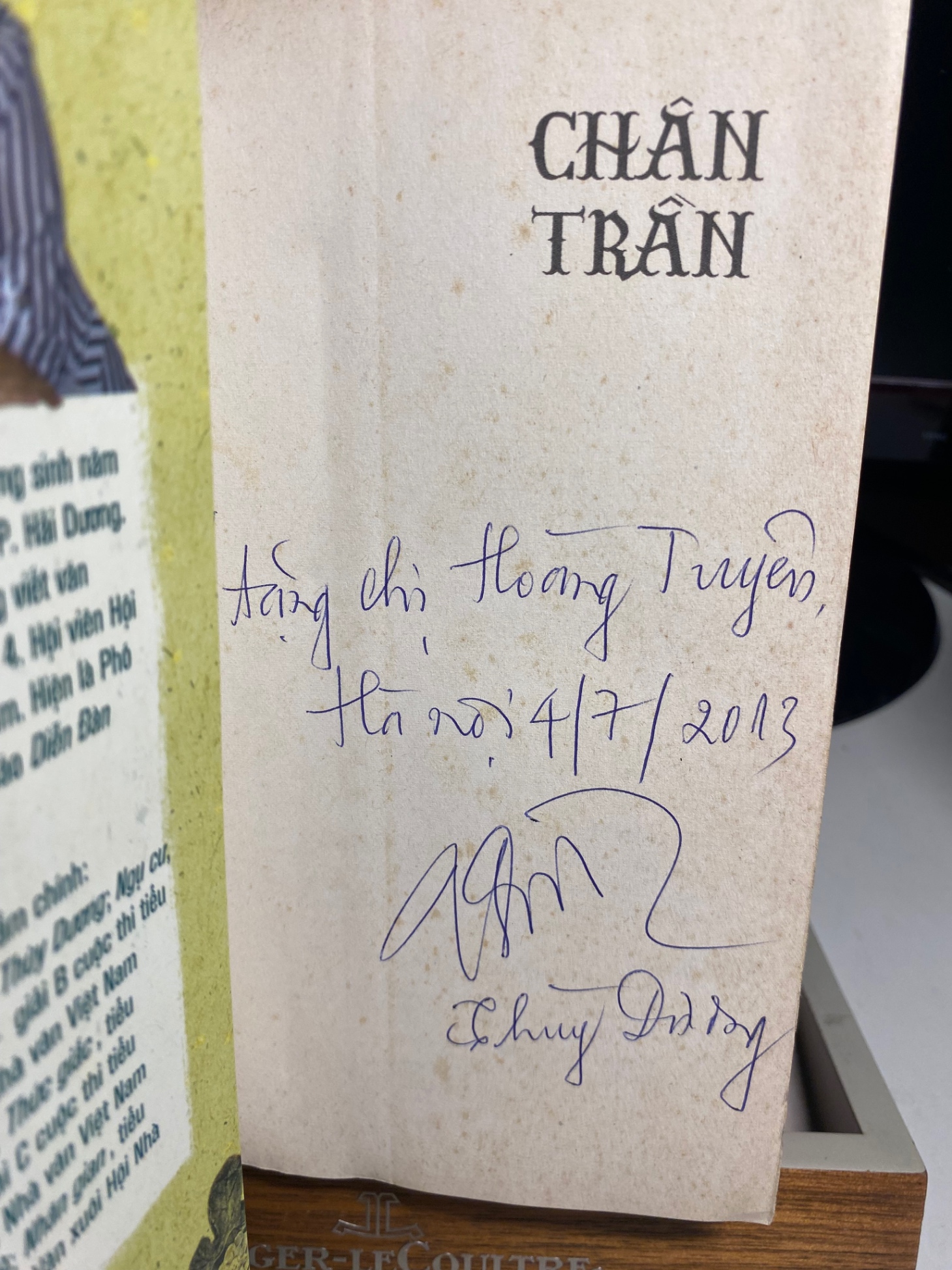 Chân Trần- Thuỳ Dương-NxB Trẻ 2013- Sách có chữ ký tặng của tác giả, giấy vàng ố theo thời gian
