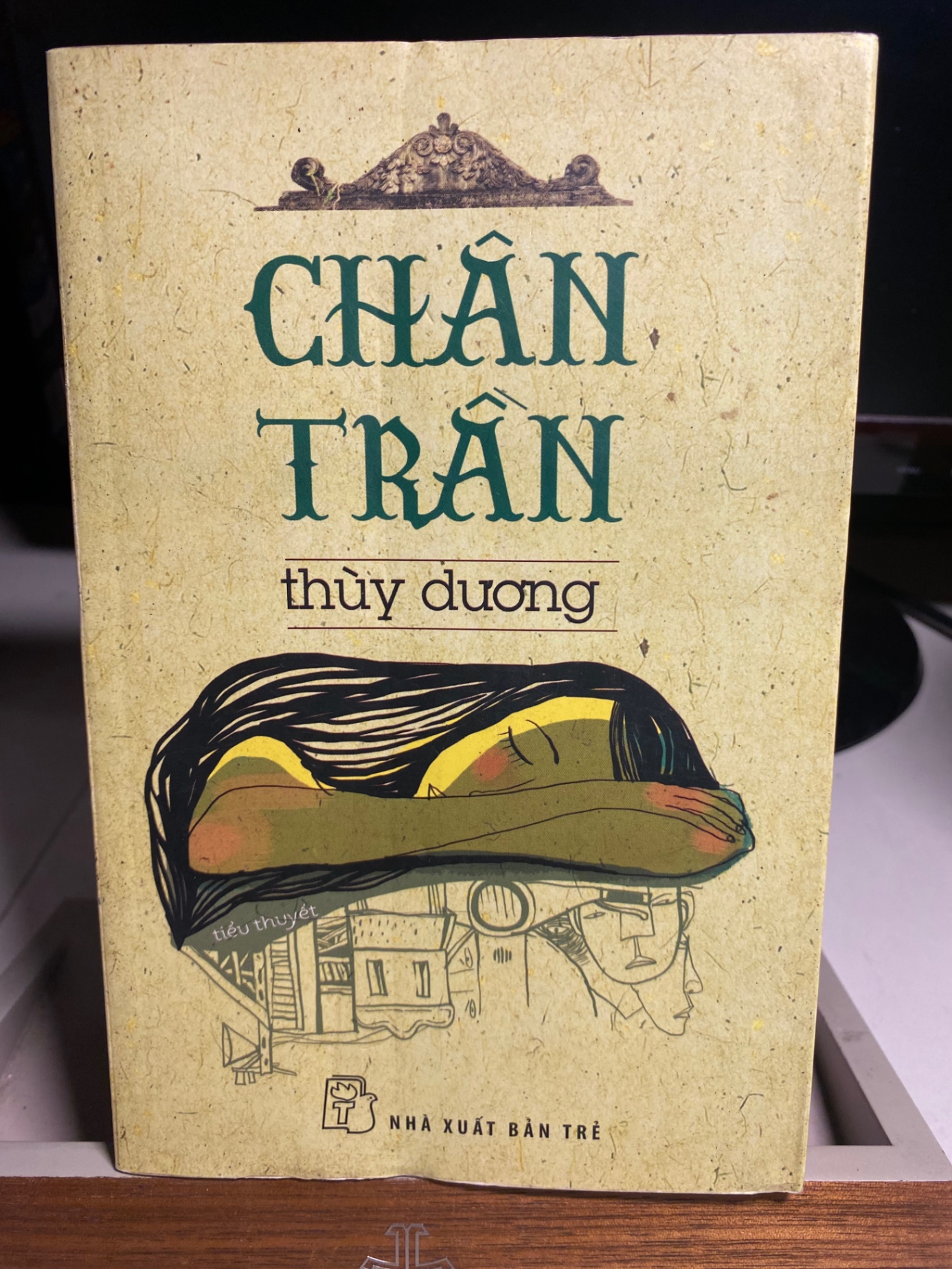 Chân Trần- Thuỳ Dương-NxB Trẻ 2013- Sách có chữ ký tặng của tác giả, giấy vàng ố theo thời gian