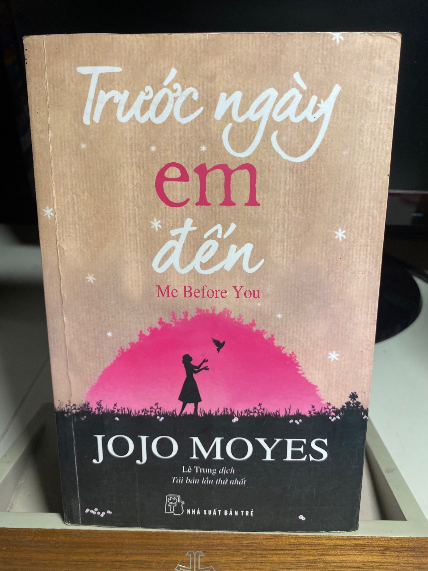 Trước ngày em đến- Tác giả: JoJo Moyes- NXB Trẻ 2016- Sách lưu kho có rách gáy như hình chụp
