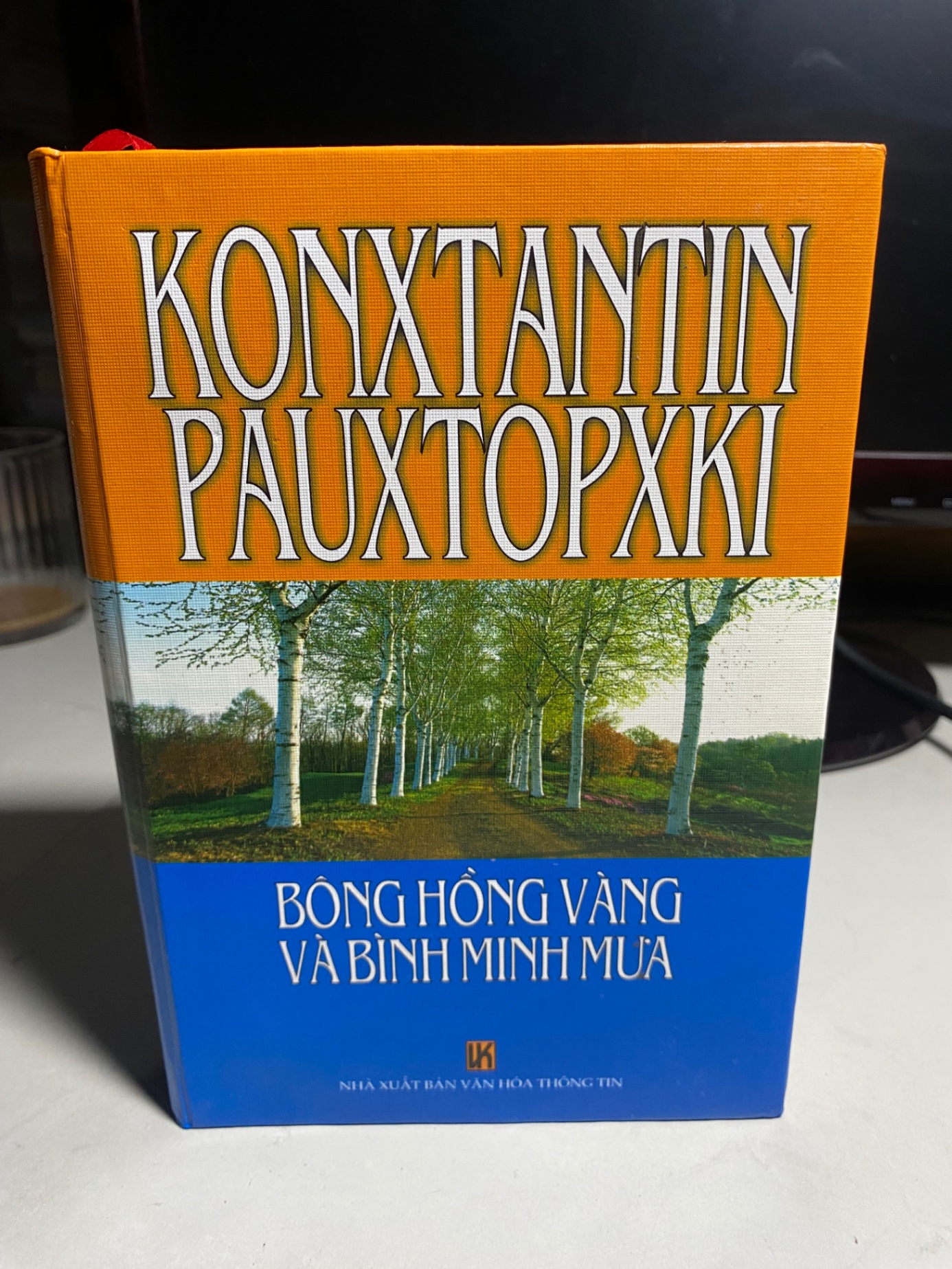 Bông Hồng Vàng và Bình Minh Mưa (bìa cứng)-Tác giả: K.G.Paáutovski- Kim Ân dịch- NXB Văn Hoá Thông Tin-năm xb 2007- Sách lưu kho còn rất mới
