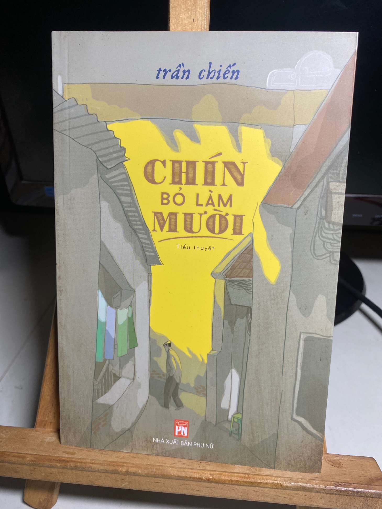 Chín bỏ làm Mười (tiểu thuyết) - Trần Chiến- NXB Phụ Nữ 2018- sách lưu kho mới 90%