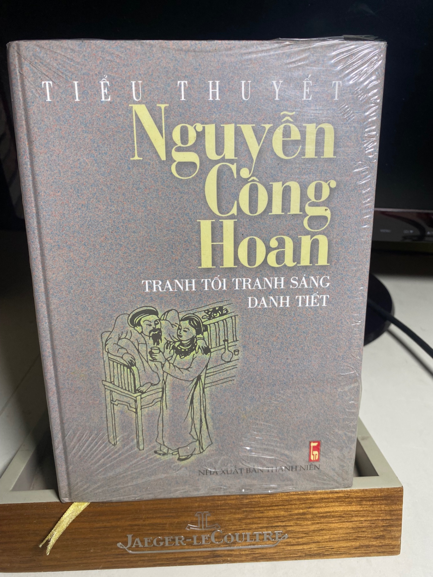 Tiểu thuyết Nguyễn Công Hoan: Tranh tối tranh sáng- Danh Tiết (bìa cứng)- NXB Thanh Niên- Sách lưu kho còn seal, bám bụi và chấm ố theo thời gian