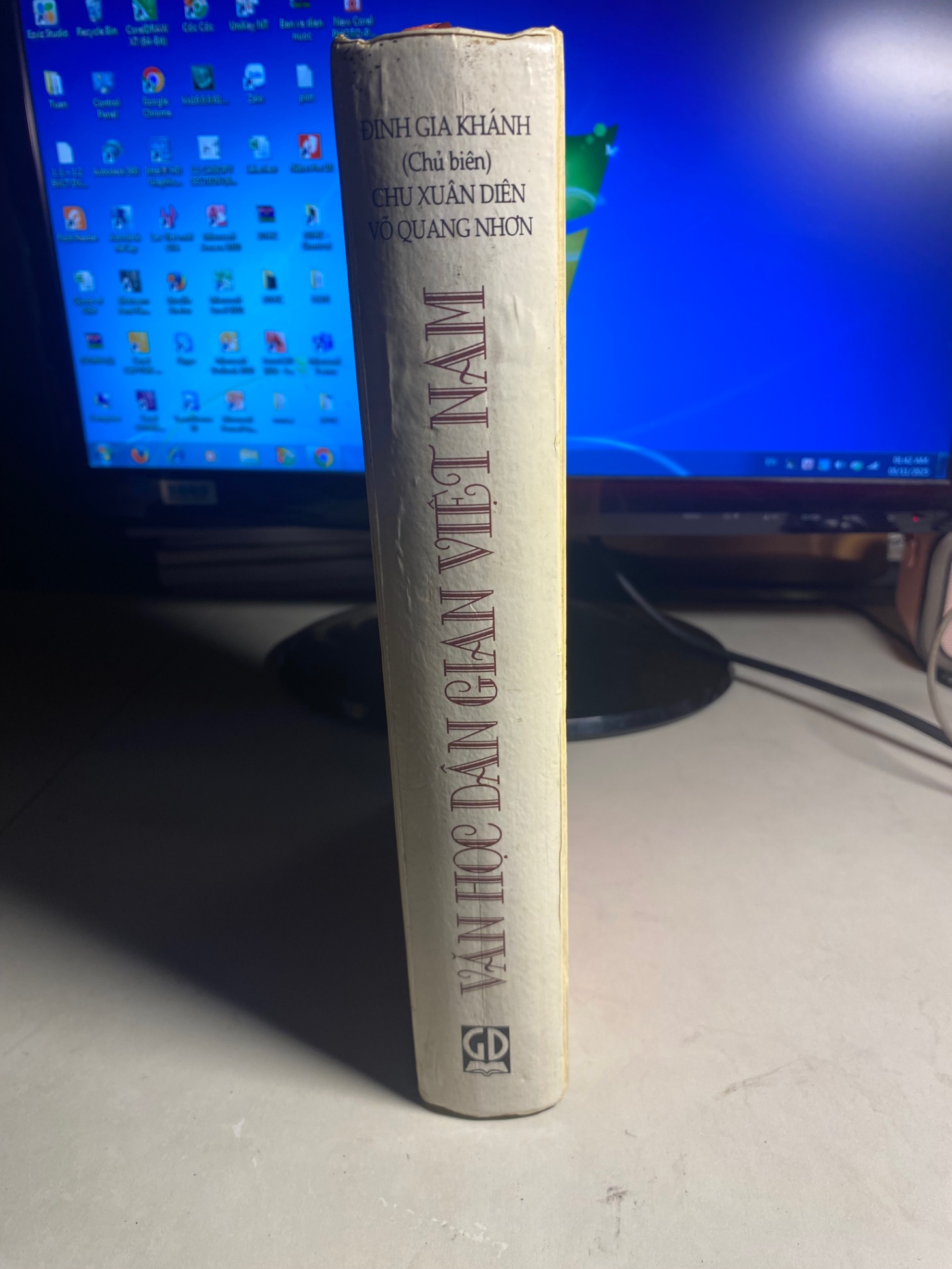 Văn Học Dân Gian Việt Nam( bìa cứng)- Tác giả Đinh Gia Khánh chủ biên) - NXB Giáo Dục1998- Sách giấy ngả màu và ố cạnh theo thời gian