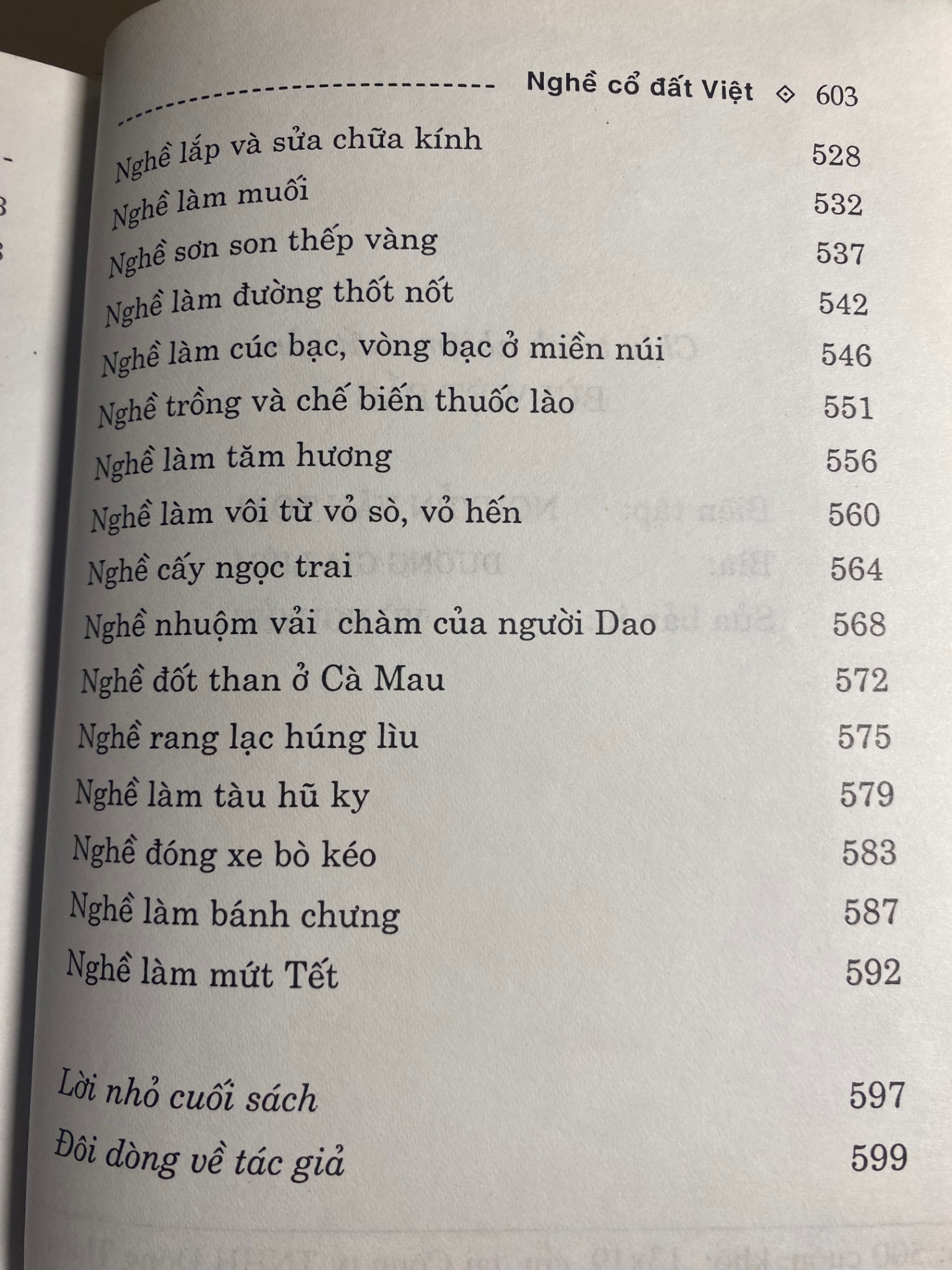 Nghề cổ đất Việt- Tác giả: Vũ Từ Trang- NXB Văn Hoá Thông Tin ,năm xb 2007- Bìa cứng,khổ 14x20,5cm, 603 trang