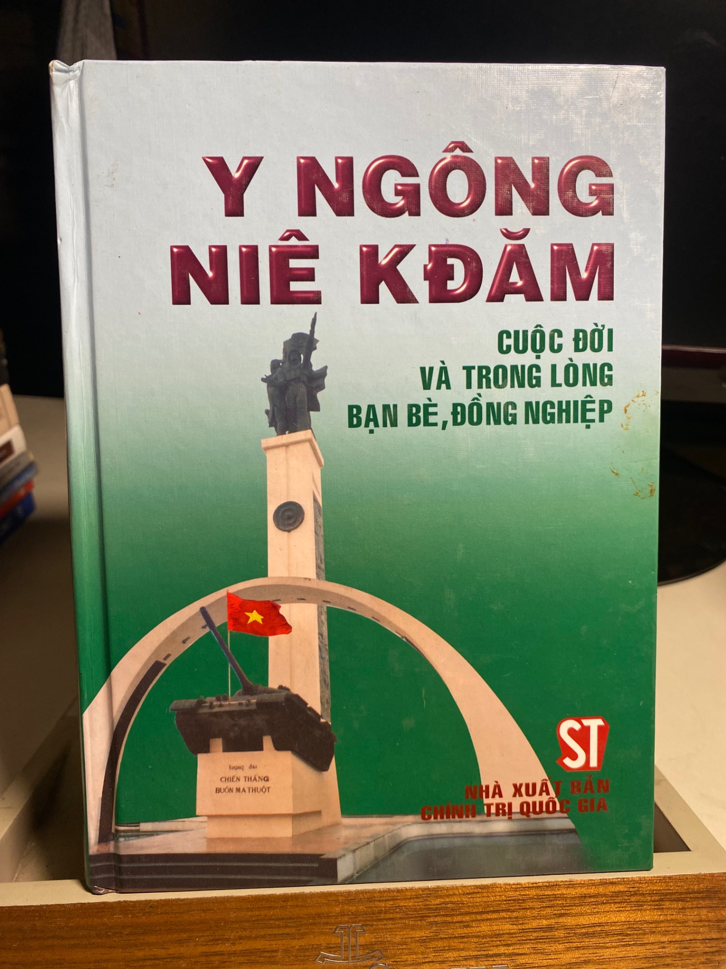 Y Ngông Niê KĐăm cuộc đời và trong lòng bạn bè,đồng nghiệp-NXB Chính Trị Quốc Gia năm xb 2006- Bìa cứng- Sách lưu kho còn mới