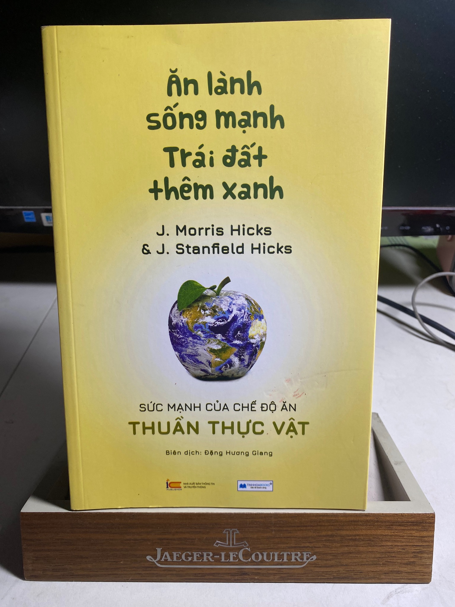 Ăn lành sống mạnh Trái Đất thêm xanh- sức mạnh của chế độ ăn thuần thực vật-Tác Giả J.Morris Hicks & J.Stanfield Hicks-NXB Thông tin và truyền thông- Sách mới