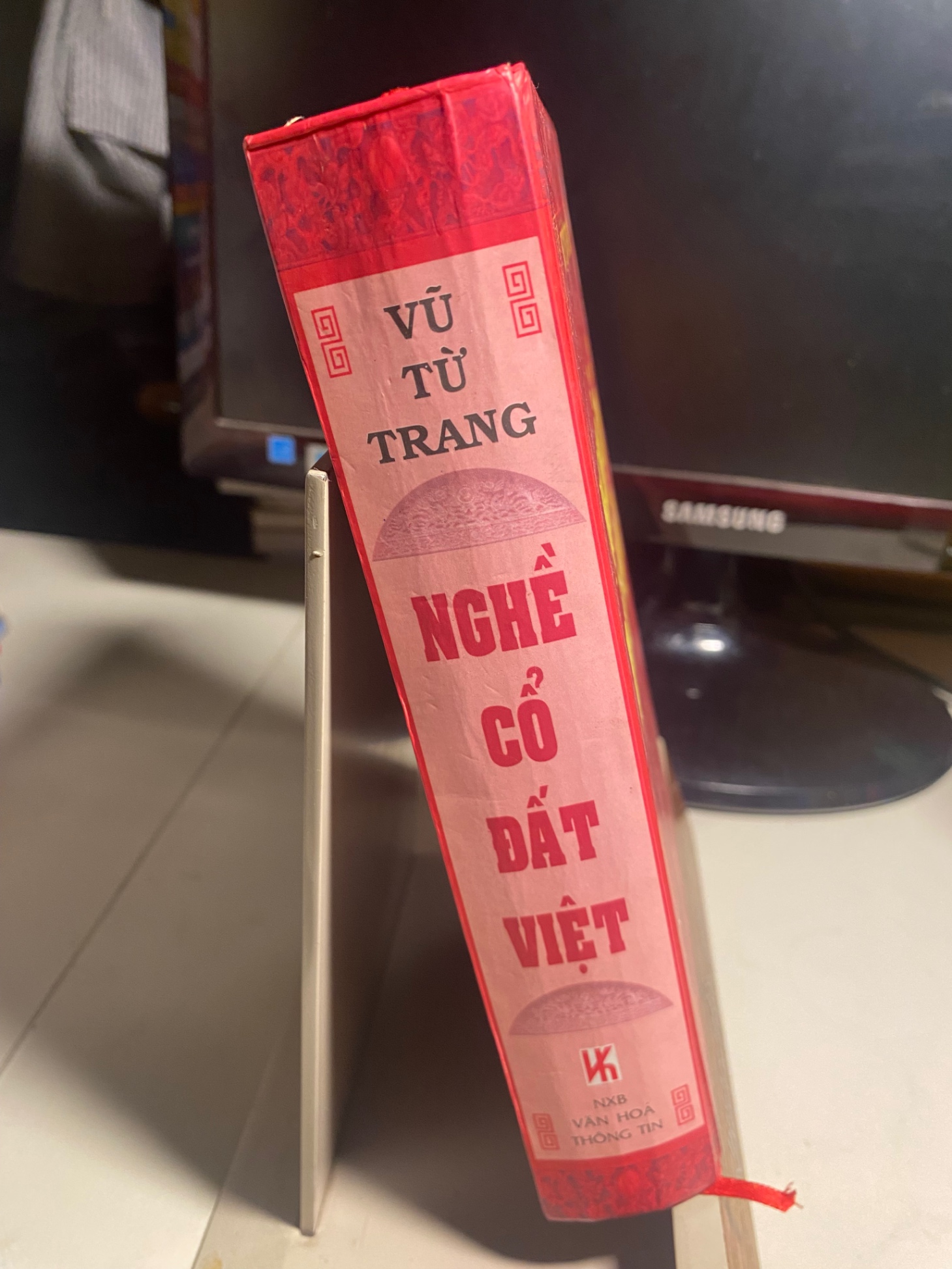 Nghề cổ đất Việt- Tác giả: Vũ Từ Trang- NXB Văn Hoá Thông Tin ,năm xb 2007- Bìa cứng,khổ 14x20,5cm, 603 trang