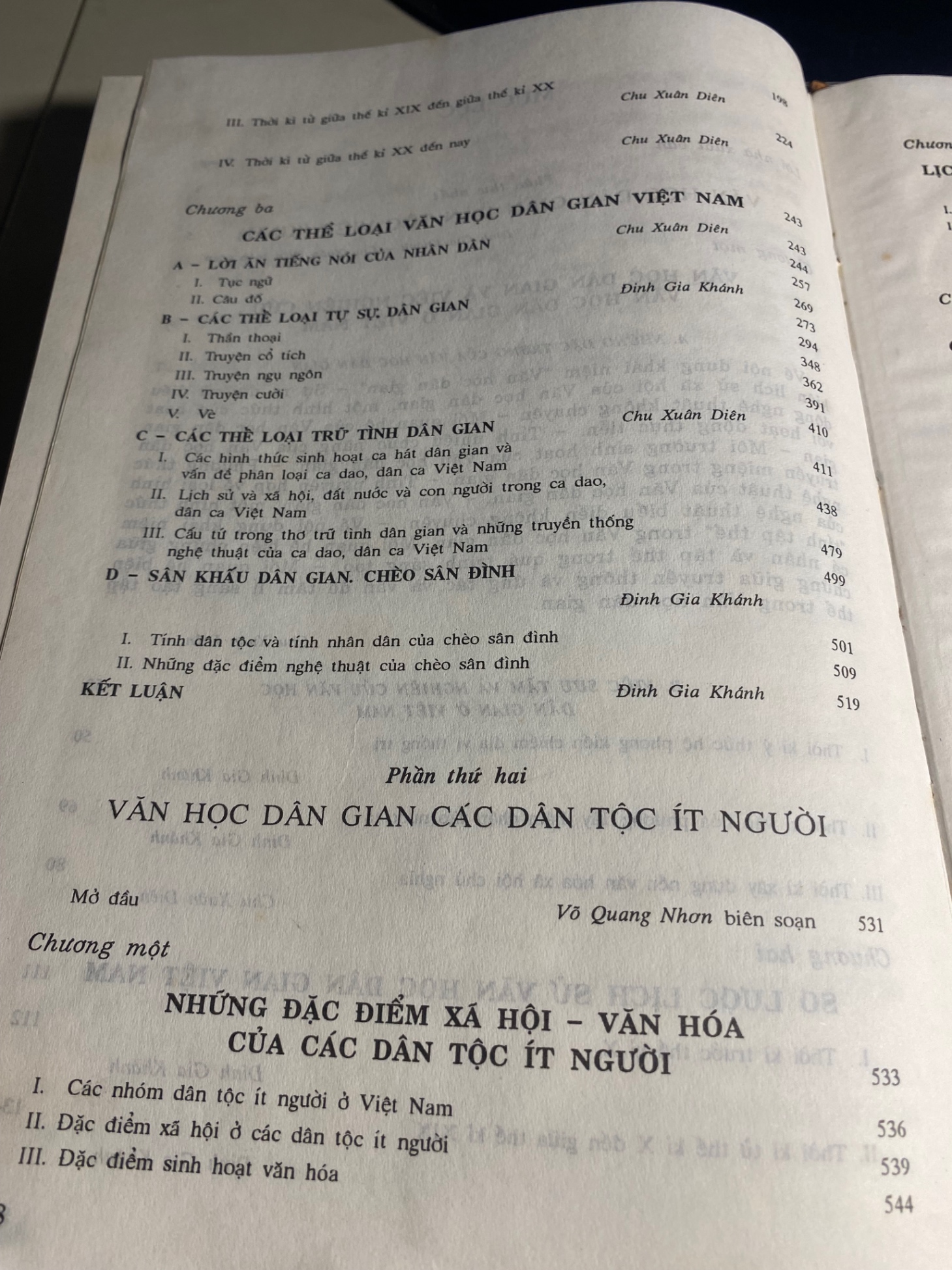 Văn Học Dân Gian Việt Nam( bìa cứng)- Tác giả Đinh Gia Khánh chủ biên) - NXB Giáo Dục1998- Sách giấy ngả màu và ố cạnh theo thời gian