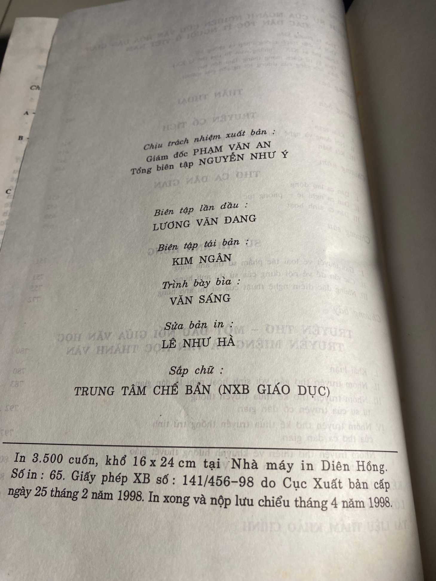 Văn Học Dân Gian Việt Nam( bìa cứng)- Tác giả Đinh Gia Khánh chủ biên) - NXB Giáo Dục1998- Sách giấy ngả màu và ố cạnh theo thời gian