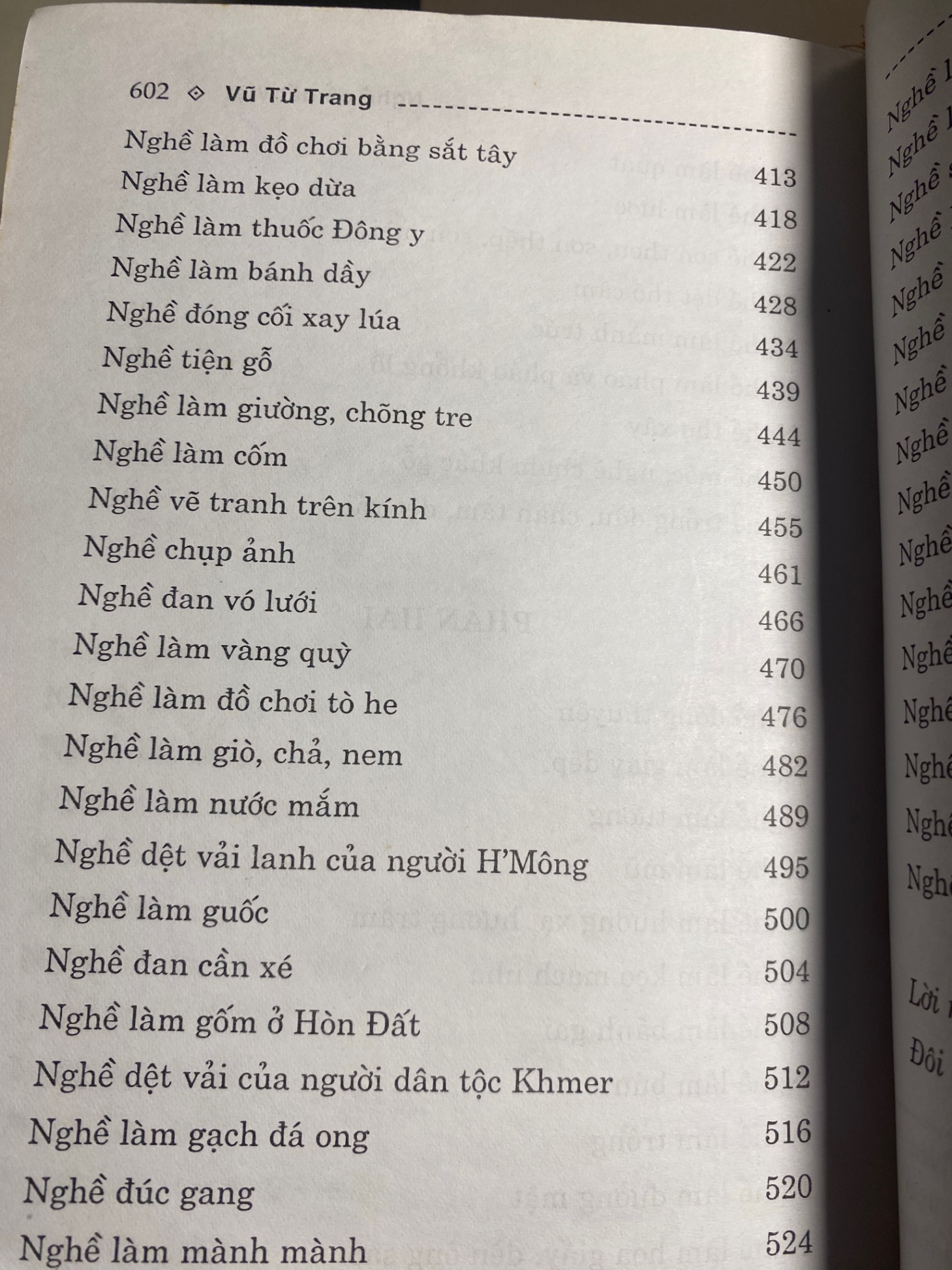 Nghề cổ đất Việt- Tác giả: Vũ Từ Trang- NXB Văn Hoá Thông Tin ,năm xb 2007- Bìa cứng,khổ 14x20,5cm, 603 trang