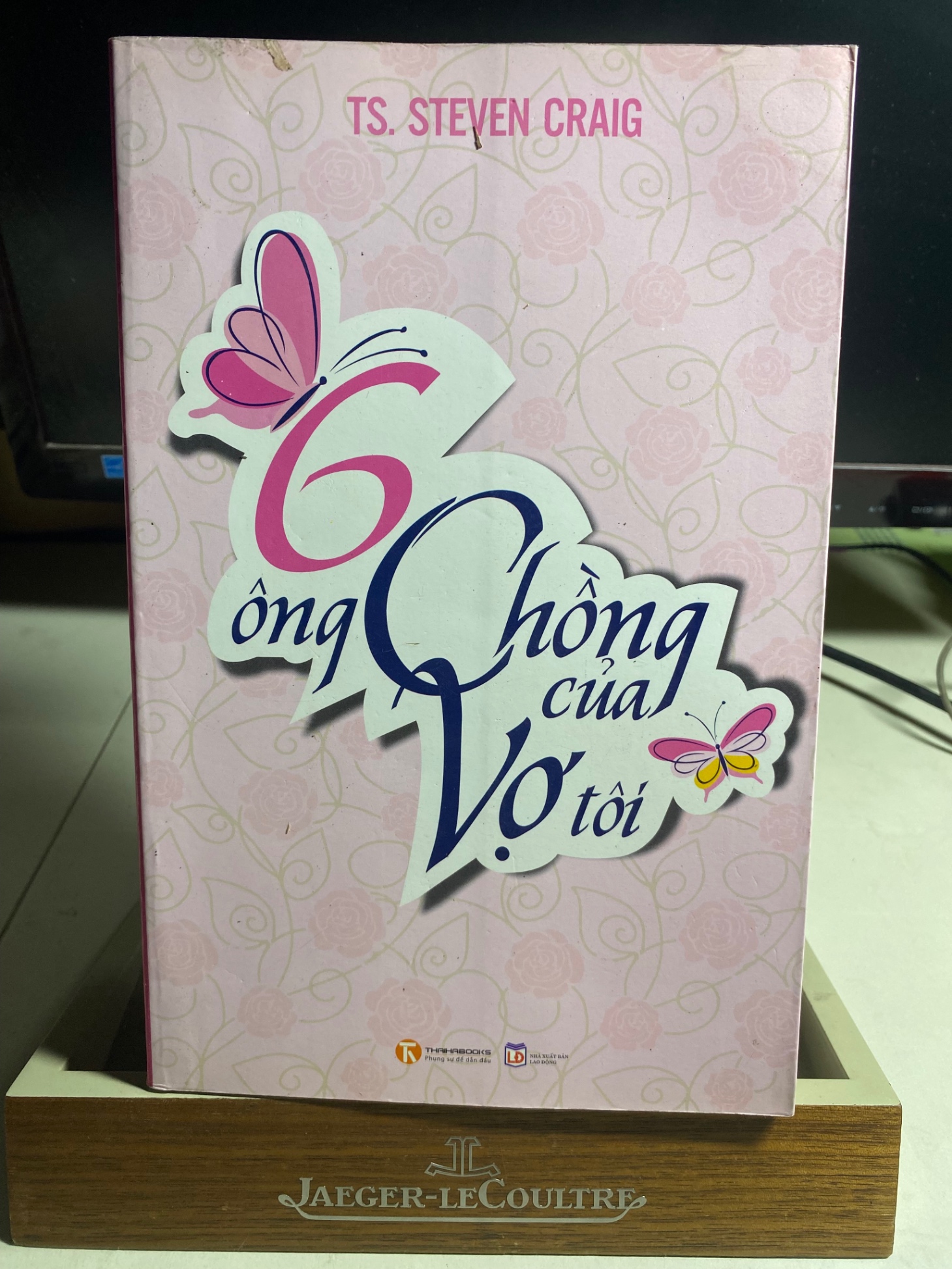 6 Ông Chồng Của Vợ Tôi-Tác giả Dr Steven Craif- NXB Lao Động 2013-Kích Thước Bao Bì 15.5 x 24 Số trang 395 Hình thức Bìa Mềm- Tiểu thuyết- Sách lưu kho còn mới
