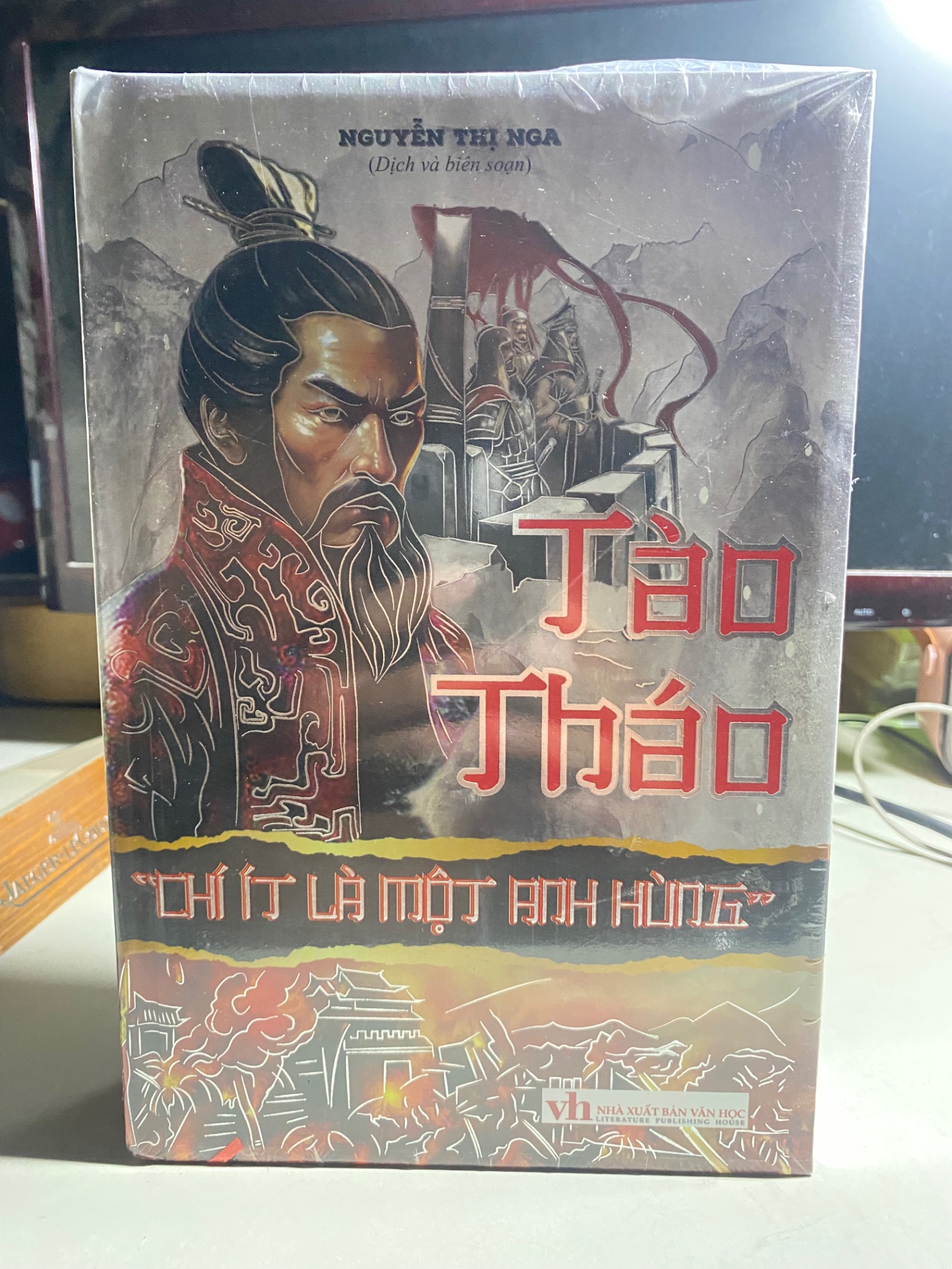 Tào Tháo - “Chí Ít Là Một Anh Hùng” - Bìa Cứng-Tác giả Nguyễn Thị Nga-NXB Văn Học- Năm XB 2023-Kích Thước Bao Bì 24 x 16 x 4.8 cm Số trang 928- Sách mới nguyên seal