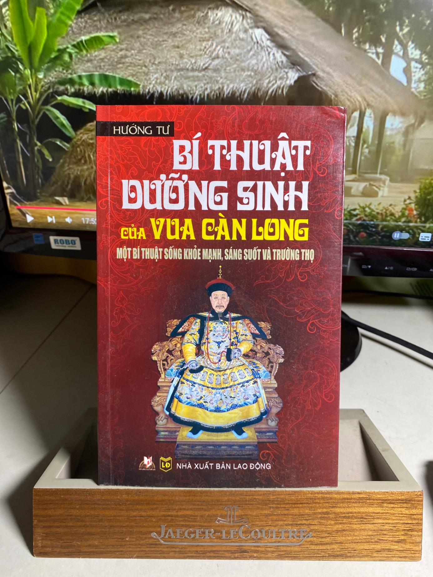 Bí Thuật Dưỡng Sinh Của Vua Càn Long-Tác giả : Hướng Tư-NXB Lao Động 2011- Sách lưu kho mới
