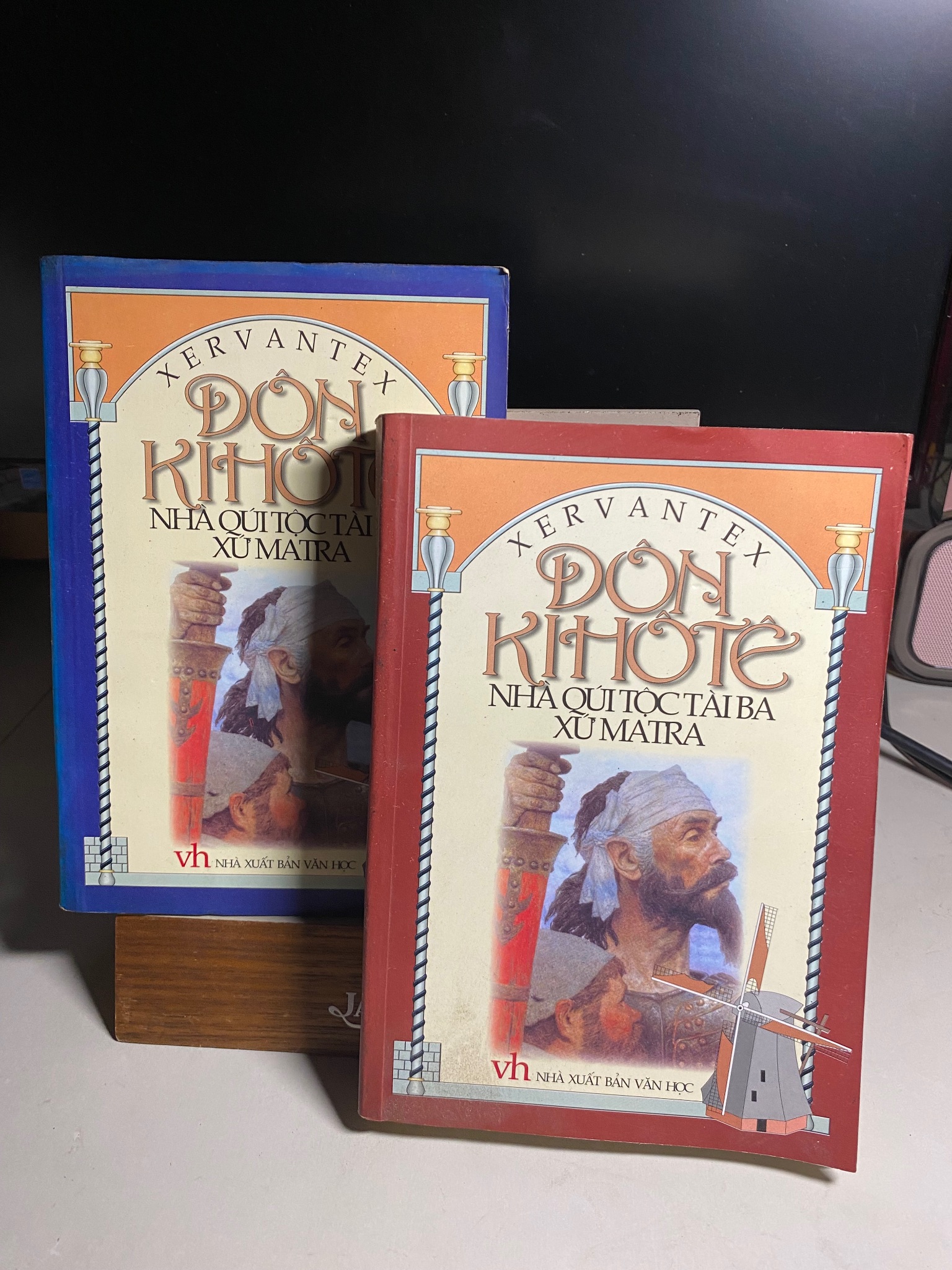 Đôn Kihôtê - Nhà Quý Tộc Tài Ba Xứ Mantra (Trọn Bộ 2 Tập) -Tác giả Miguel De Cervanties Saavedra -Người Dịch Trương Đắc Vỵ -NXB Văn Học -Năm XB 05-2001 -Sách chất lượng còn  tốt