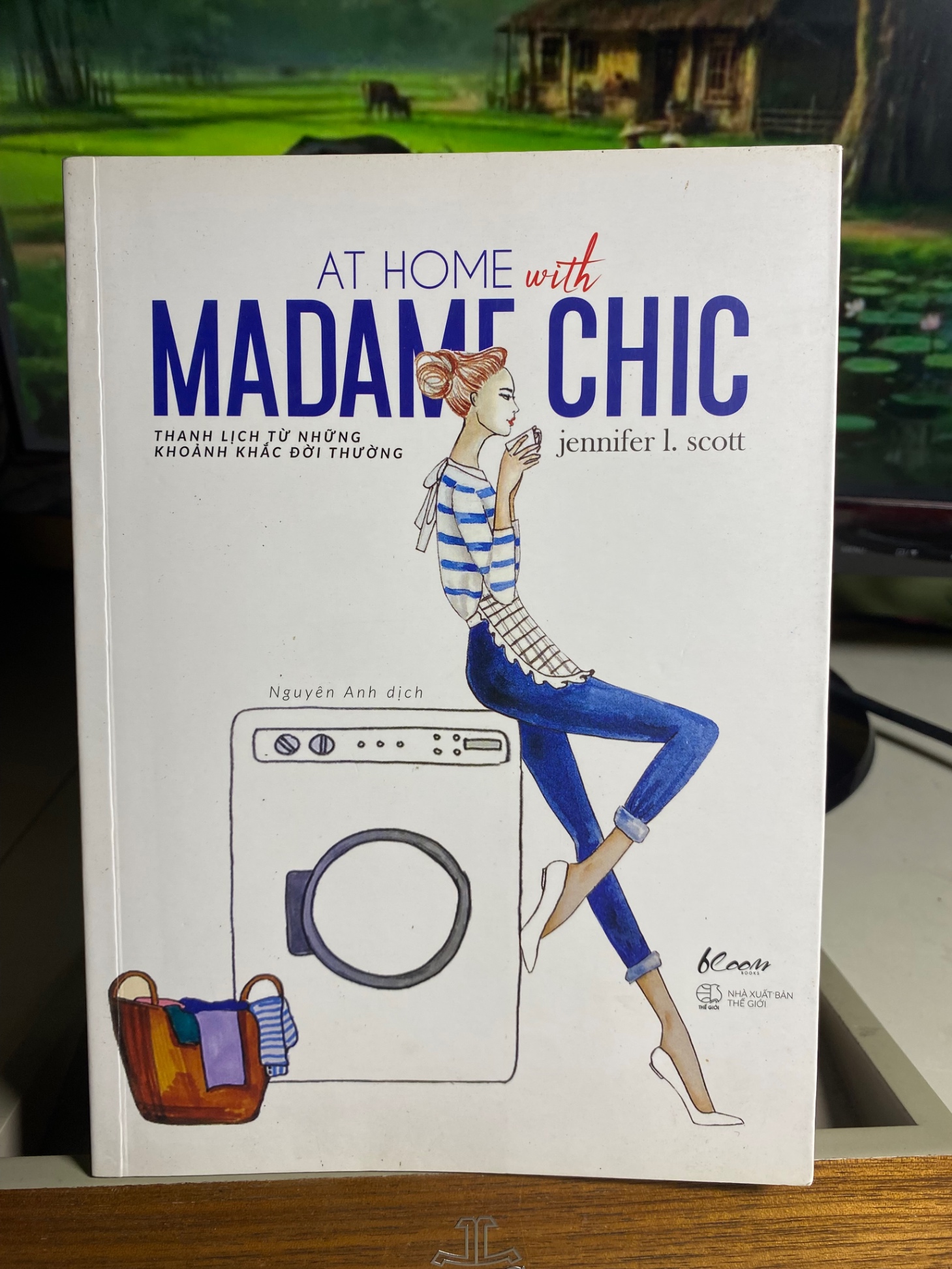 At Home With Madame Chic - Thanh Lịch Từ Những Khoảnh Khắc Đời Thường-Tác giả Jennifer L.Scott- NXB Thế Giới 2018- Sách qua sử dụng còn mới, có hightlight vài chỗ