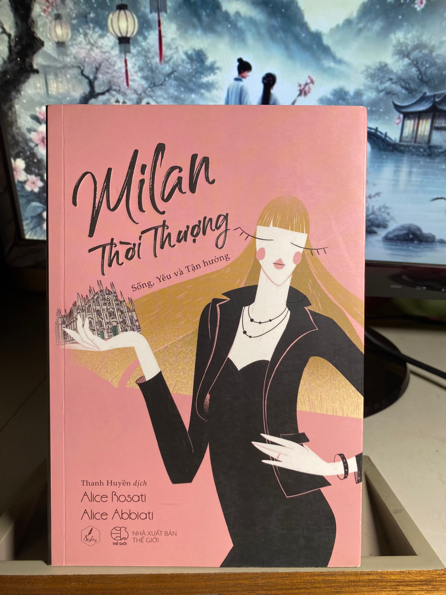 Milan Thời Thượng-Tác giả Alice Rosati, Alice Abbiati-NXB Thế Giới -Năm XB 2019-Sách in giấy láng,ảnh màu,đã qua sử dụng còn rất mới