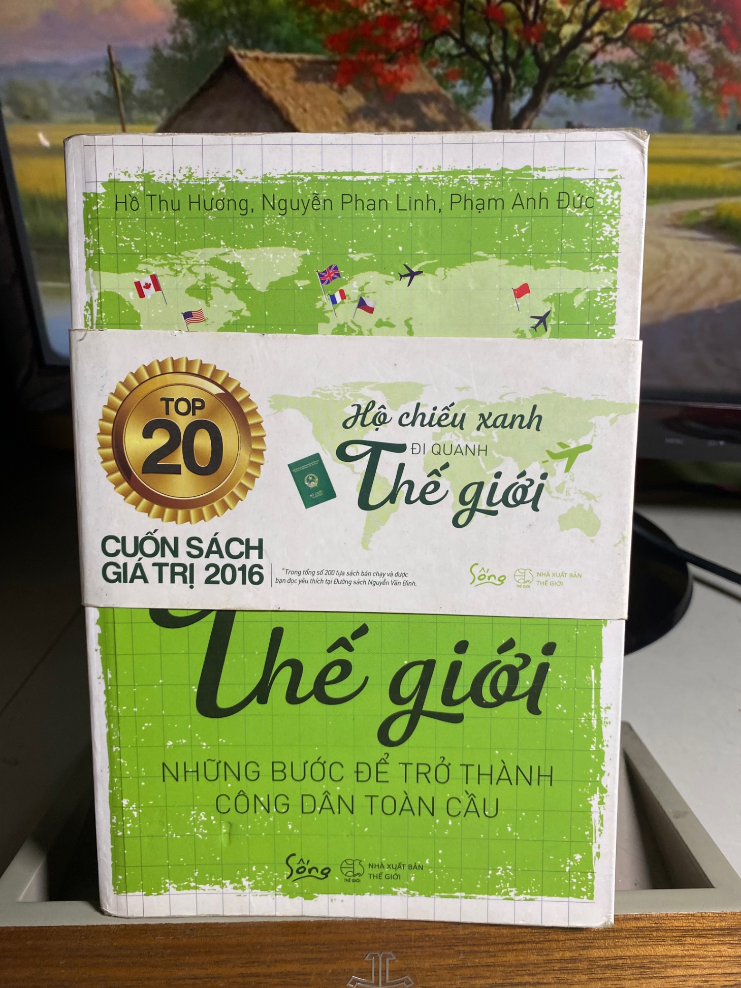 Hộ Chiếu Xanh Đi Quanh Thế Giới- Tác giả Hồ Thu Hương , Nguyễn Phan Linh , Phạm Anh Đức -NXB Thế Giới- Năm XB 12-2016- Sách qua sử dụng có ghi nhiều trong sách
